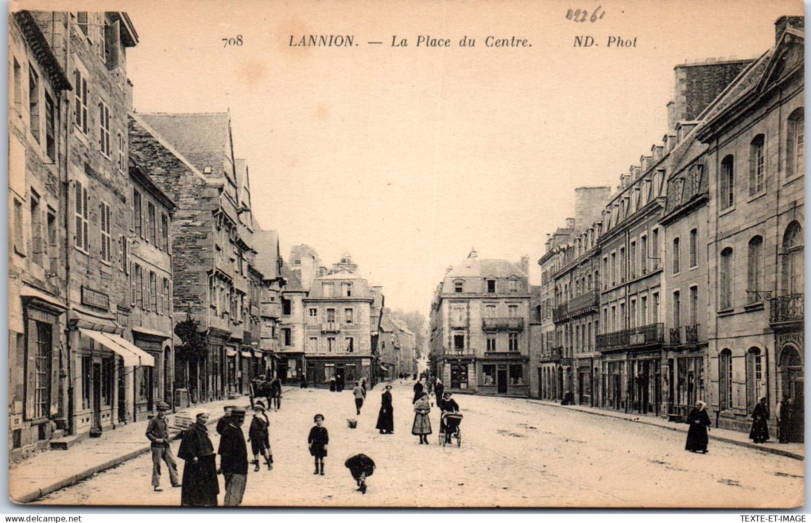 22 LANNION - La Place Du Centre. - Lannion