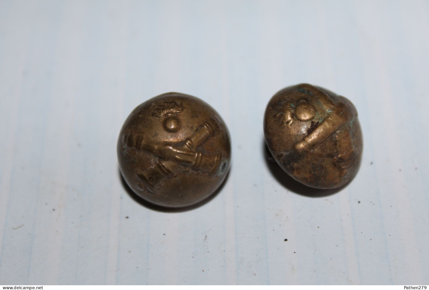 Lot De 2 Anciens Boutons Militaires Artillerie Cuivre 17mm - Bottoni