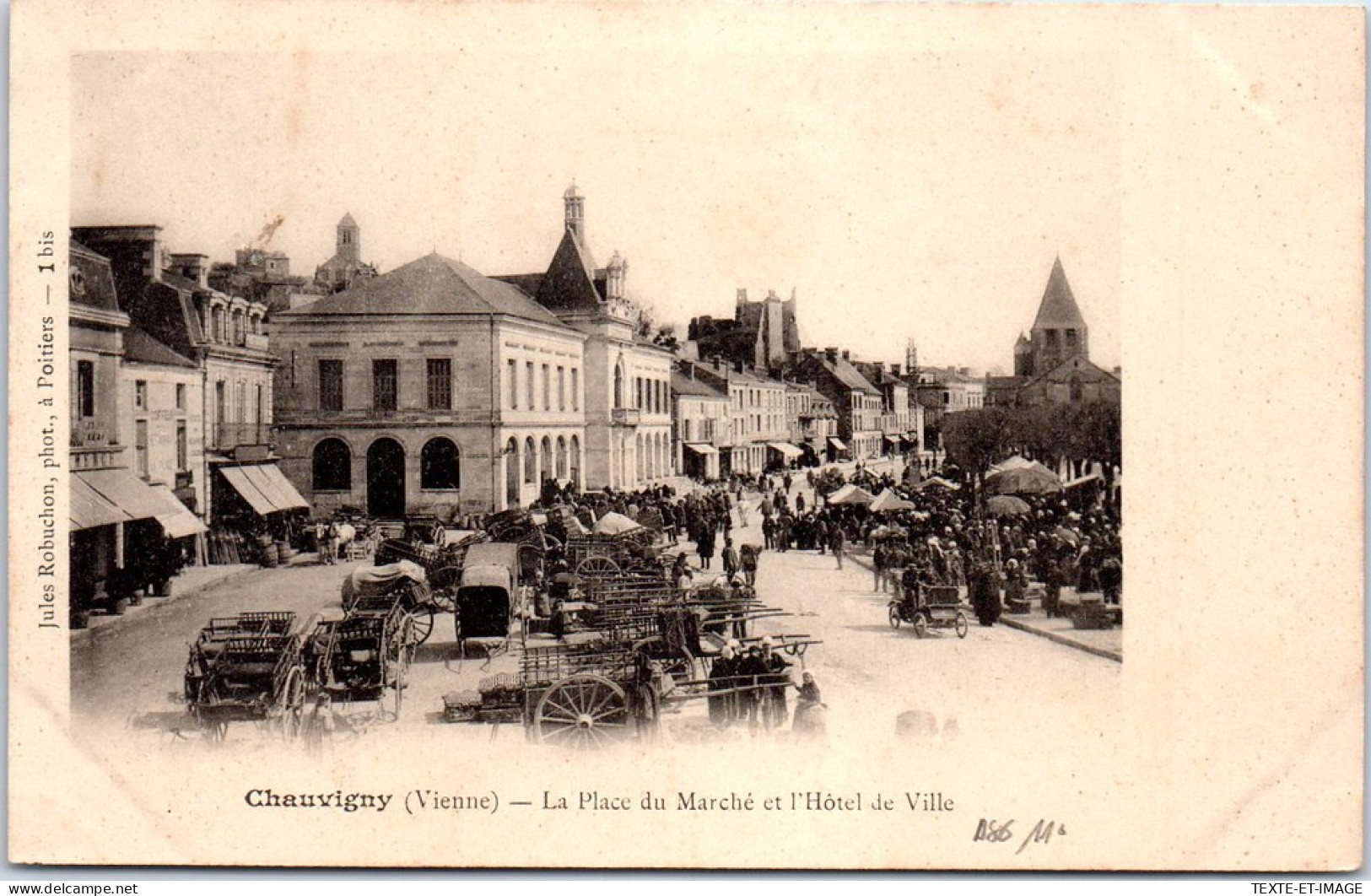 86 CHAUVIGNY - La Place Du Marche Et Hotel De Ville. - Chauvigny