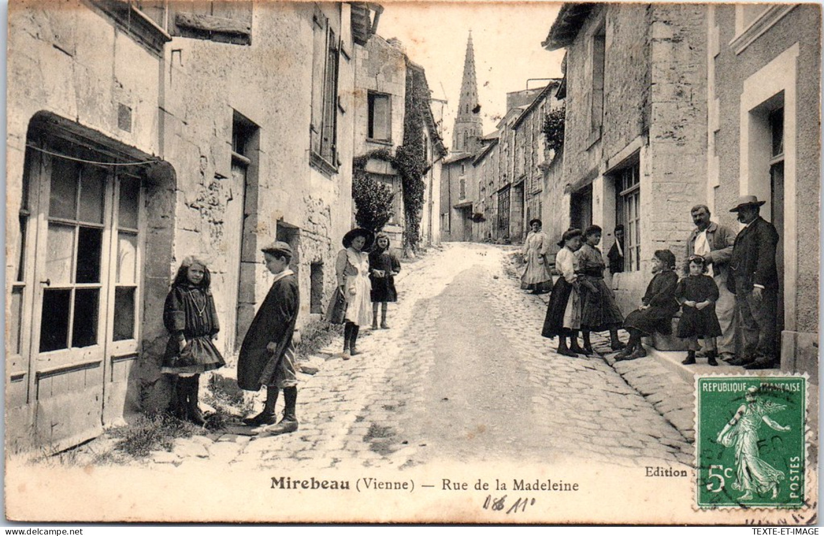 86 MIRABEAU - Rue De La Madeleine. - Mirebeau