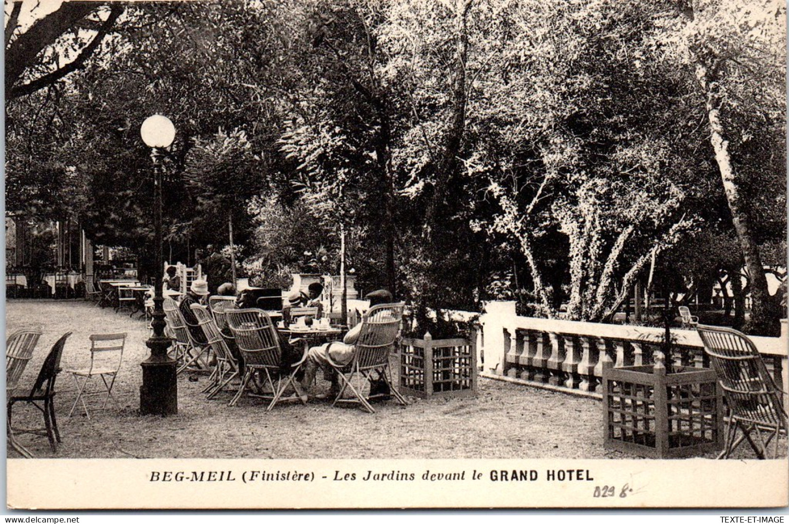 29 BEG MEIL - Les Jardins Devant Le Grand Hotel. - Beg Meil