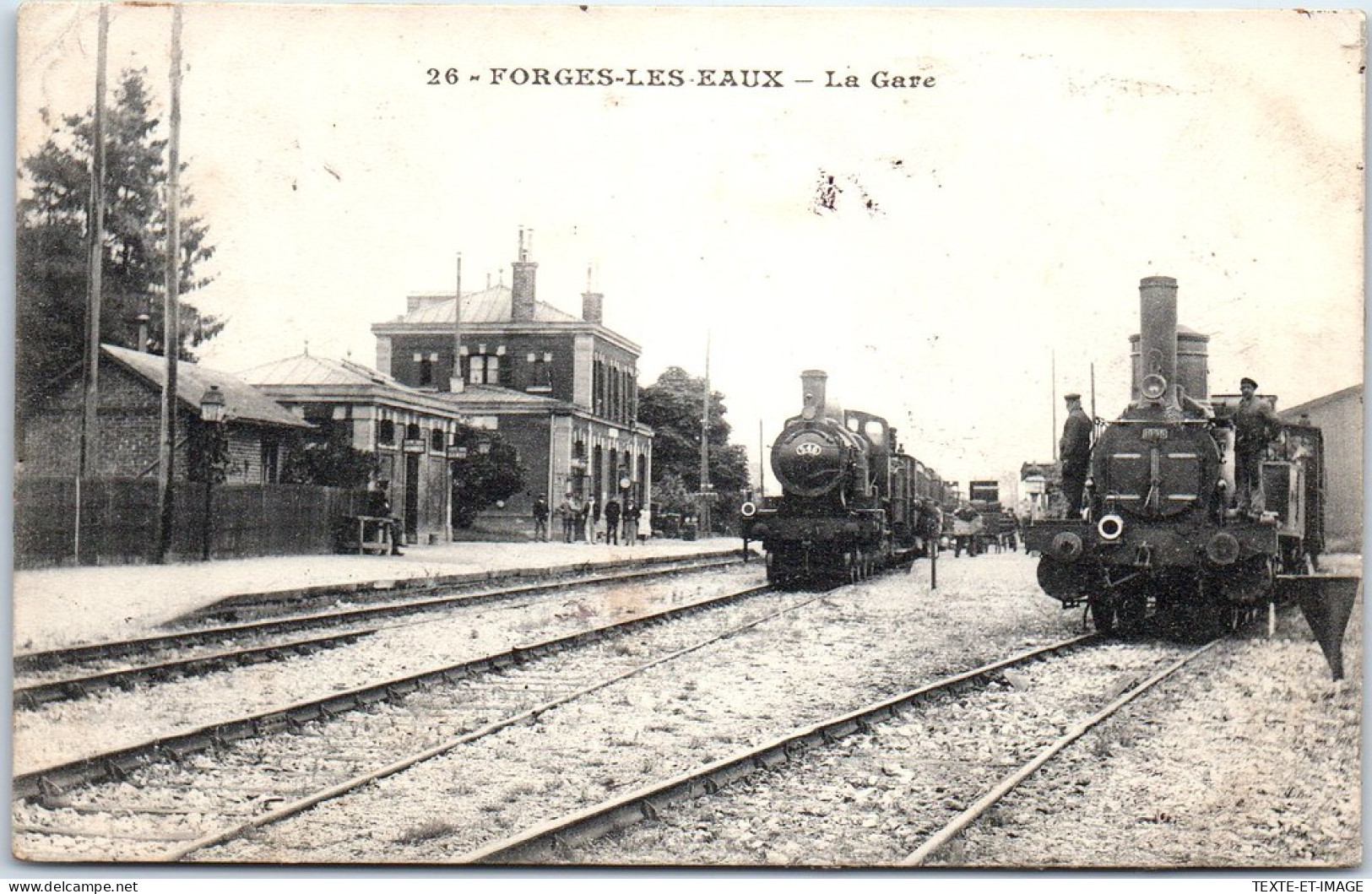 76 FORGES LES EAUX - Trains En Gare  - Forges Les Eaux