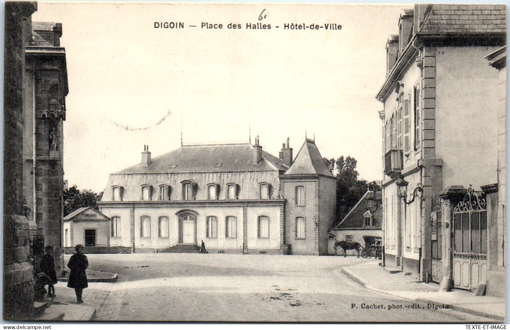 71 DIGOIN - Place Des Halles Et Hotel De Ville  - Digoin