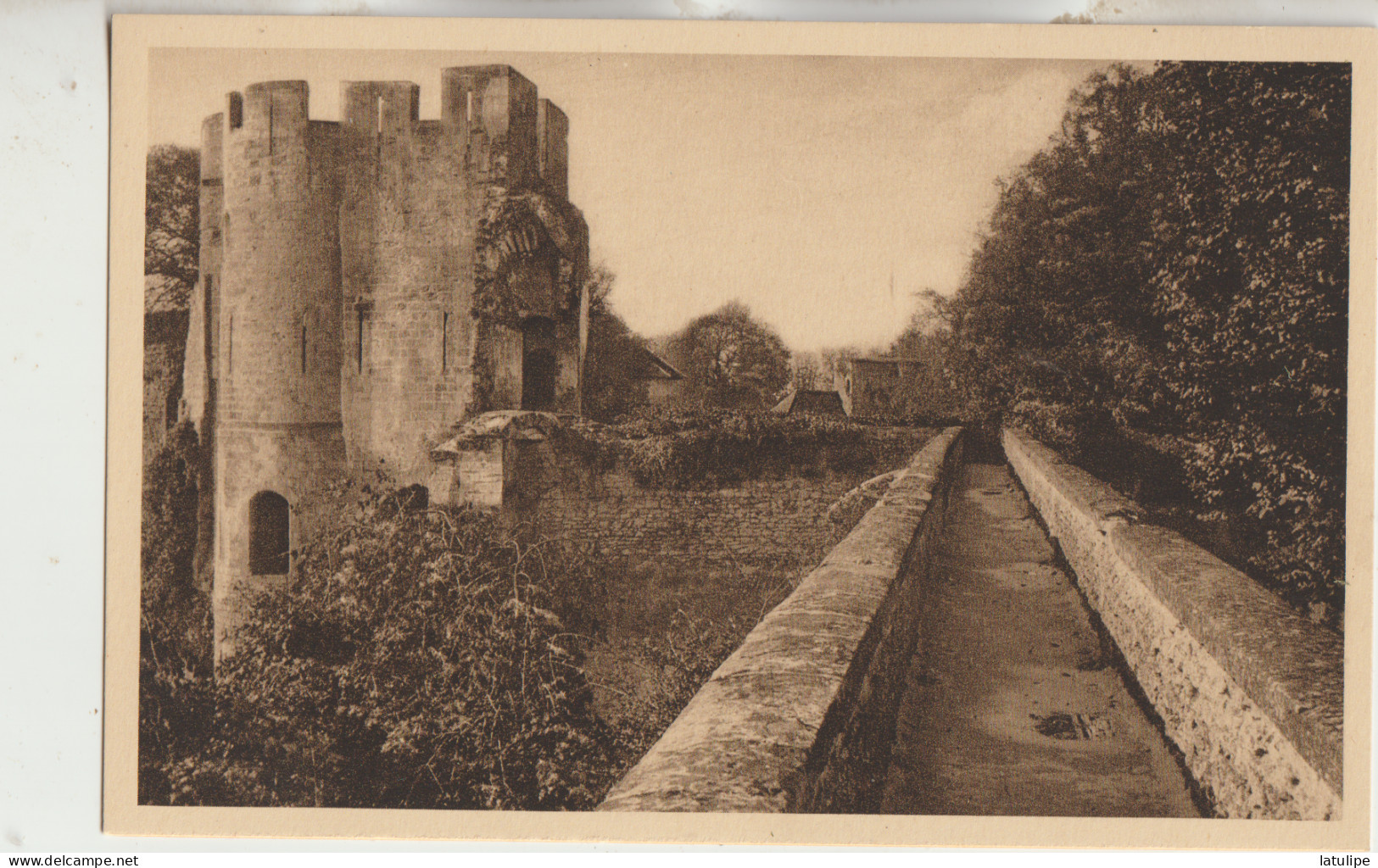 Gisors  27 Carte Non Circulée  La Tour Du Gouverneur Et Courline Conduisant A La Tour Du Prisonnier - Gisors