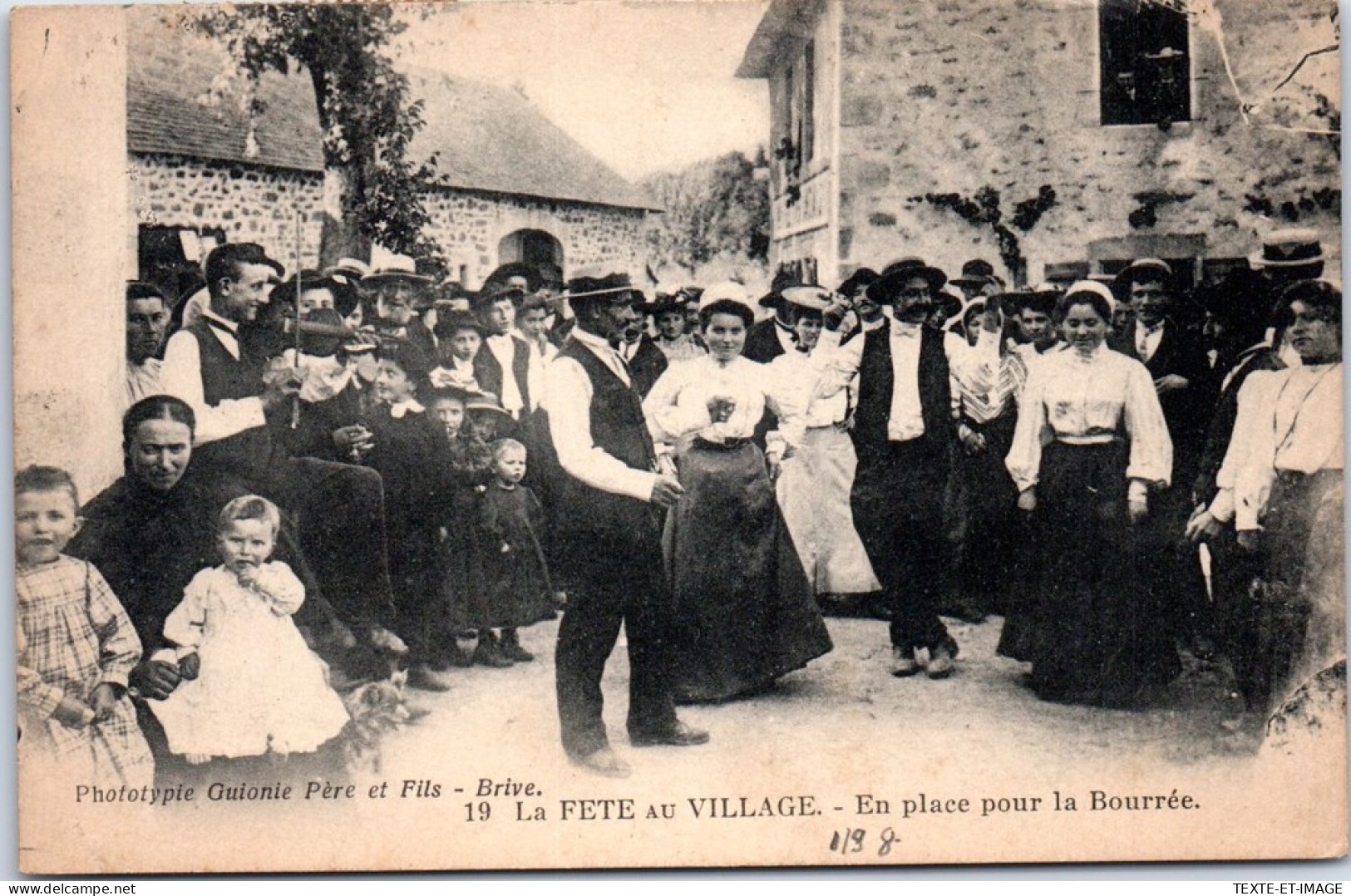 19 BRIVE - La Fete Au Village, En Place Pour La Bourree - Brive La Gaillarde