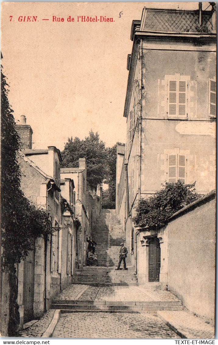 45 GIEN - Vue De La Rue De L'hotel Dieu. - Gien