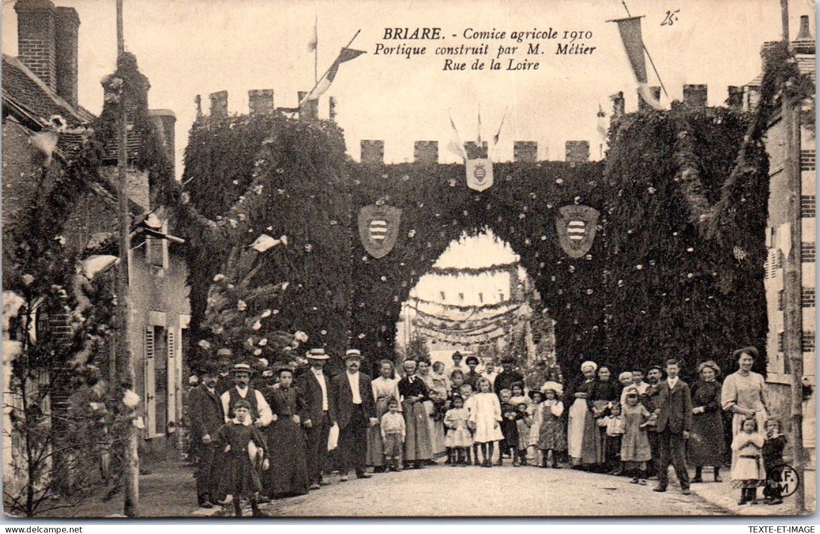 45 BRIARE - Comice Agricole 1910, Une Porte Rue De Loire. - Briare