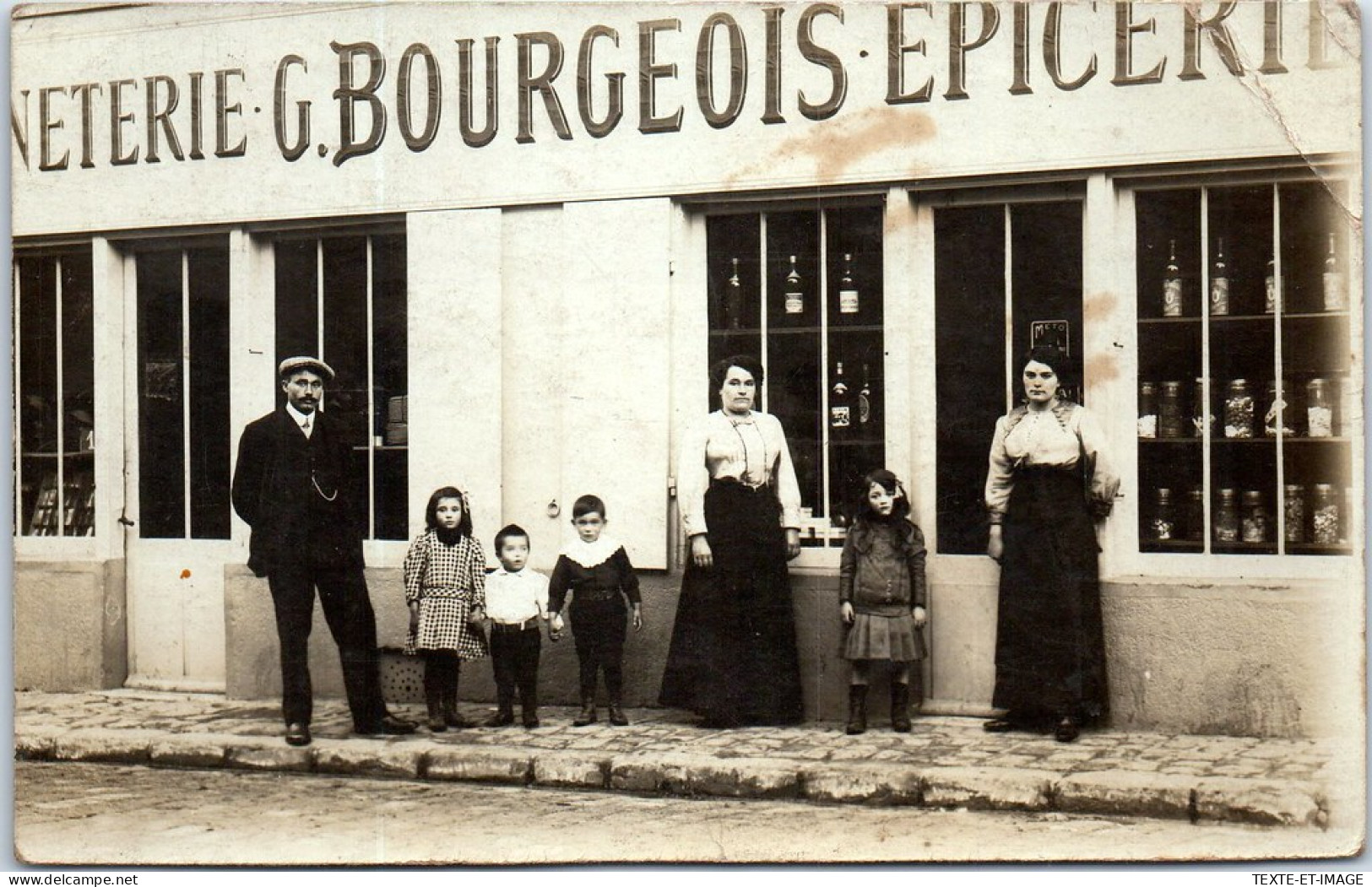 91 MENNECY - CARTE PHOTO - Epicerie G BOURGEOIS (nov 1913) - Mennecy