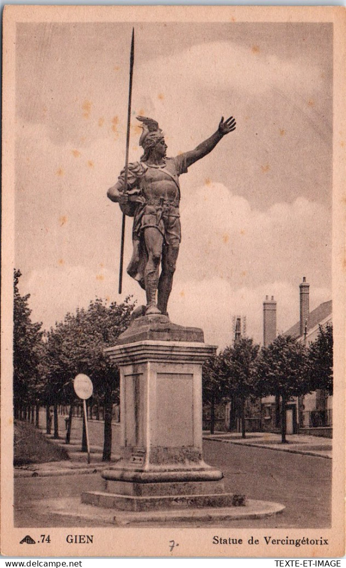 45 GIEN - Statue De Vercingetoricx En Haut De La Rue De La Republique  - Gien