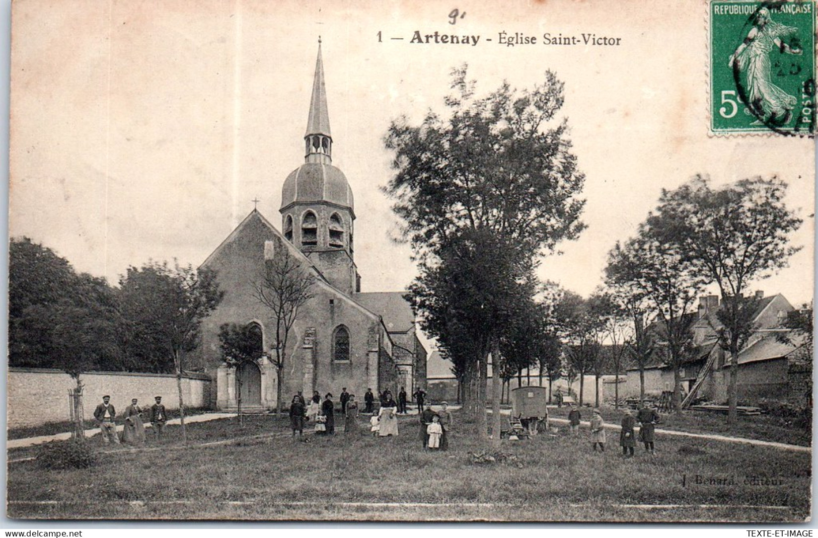 45 ARTENAY - La Place Et Eglise Saint Victor. - Artenay