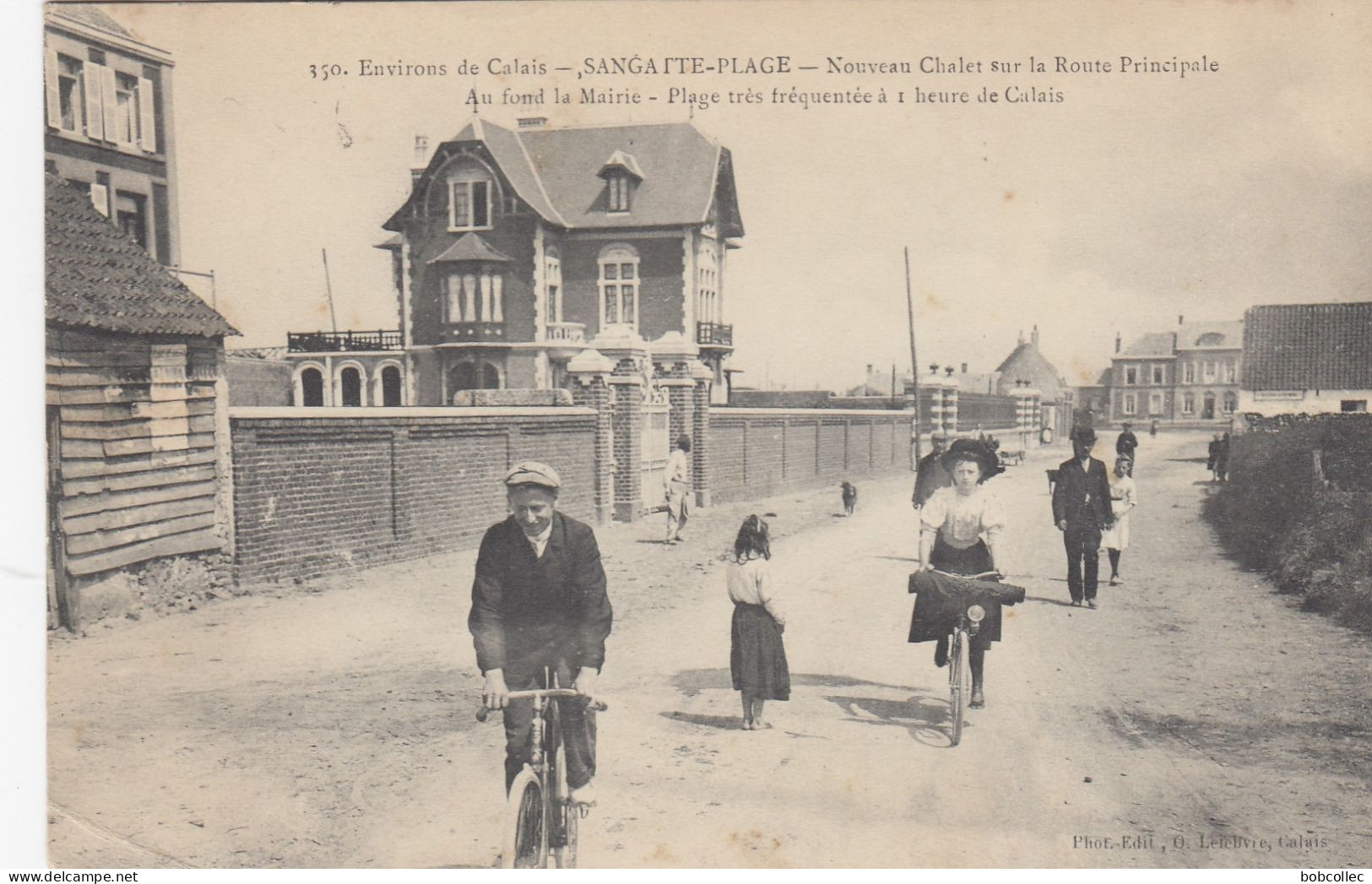 SANGATTE-PLAGE (Pas-de-Calais): Nouveau Chalets Sur La Route Principale - Au Fond La Mairie - Cyclistes - Sangatte