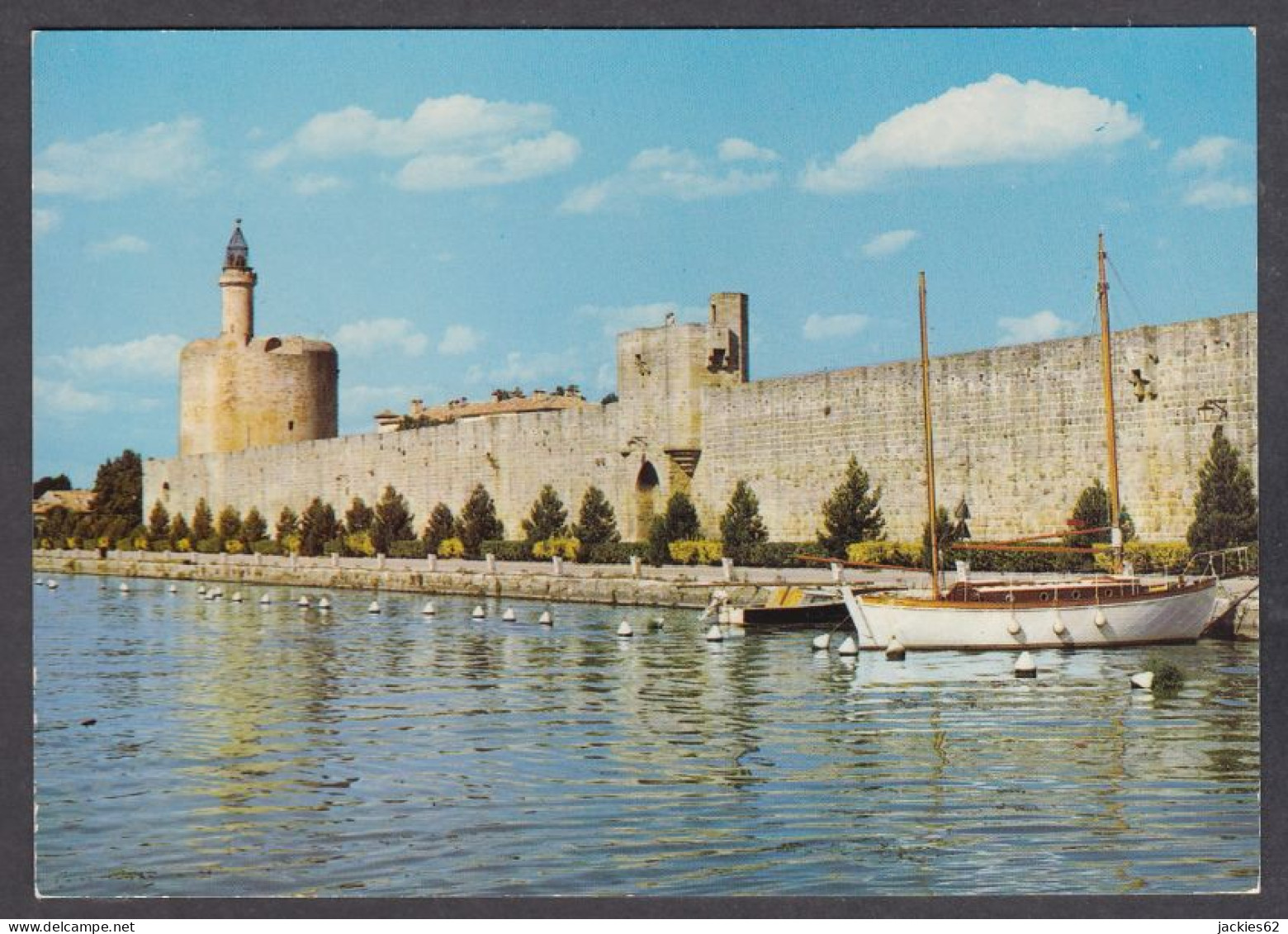 124340/ AIGUES-MORTES, La Tour De Constance Et Les Remparts Vus Du Chenal Maritime - Aigues-Mortes