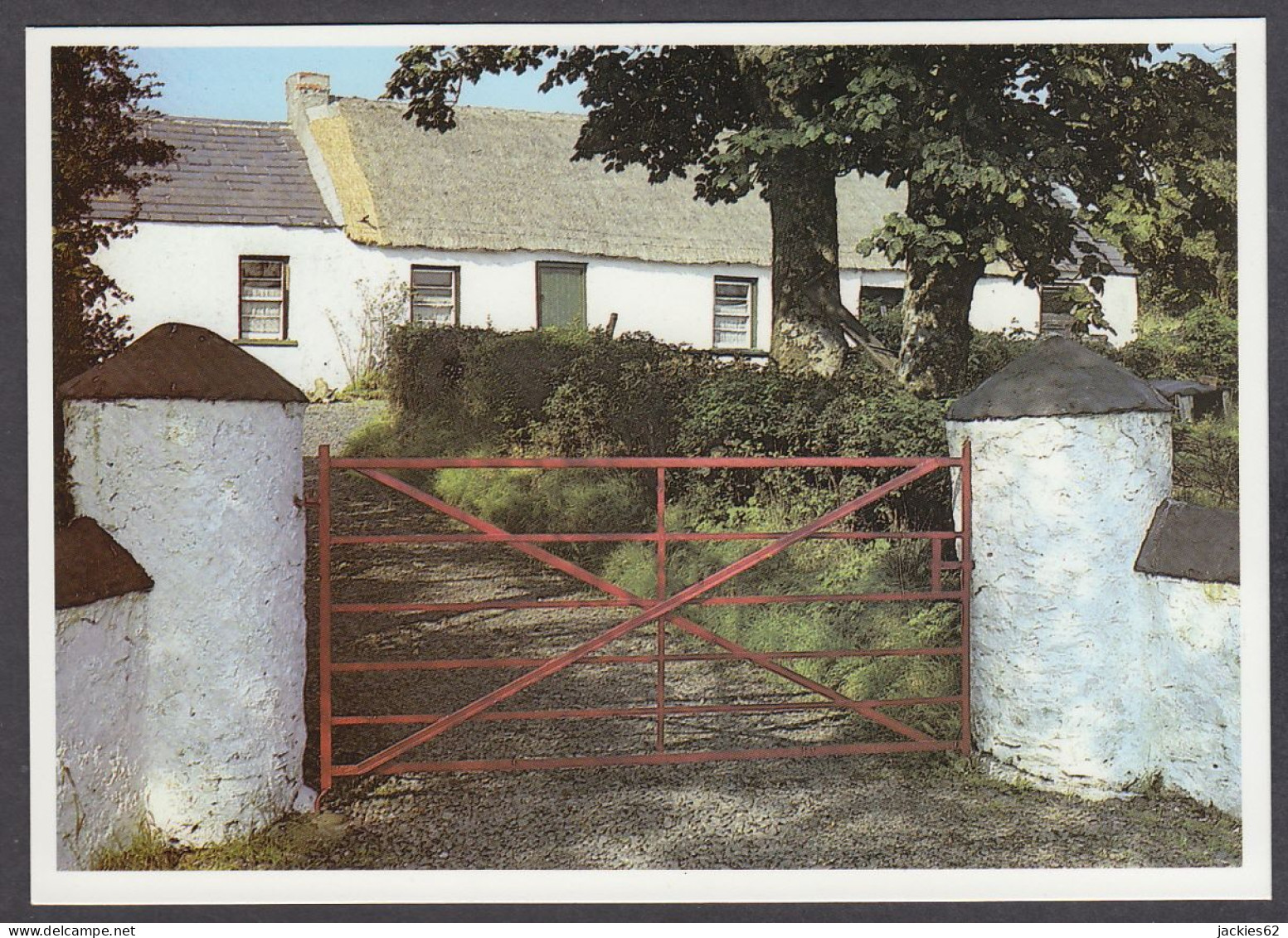 111293/ Northern Ireland, Thatched Cottage With An Old Gatepost - Otros & Sin Clasificación
