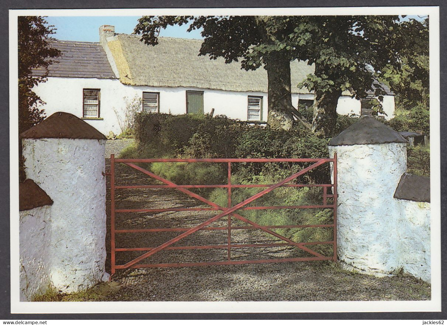 111293/ Northern Ireland, Thatched Cottage With An Old Gatepost - Sonstige & Ohne Zuordnung