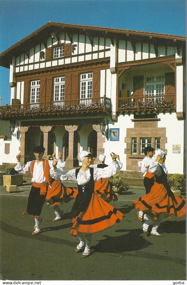 *CPM - Groupe Folklorique "XINKAKO" Dansant Devant La Mairie De BIDART (64) - Costumes