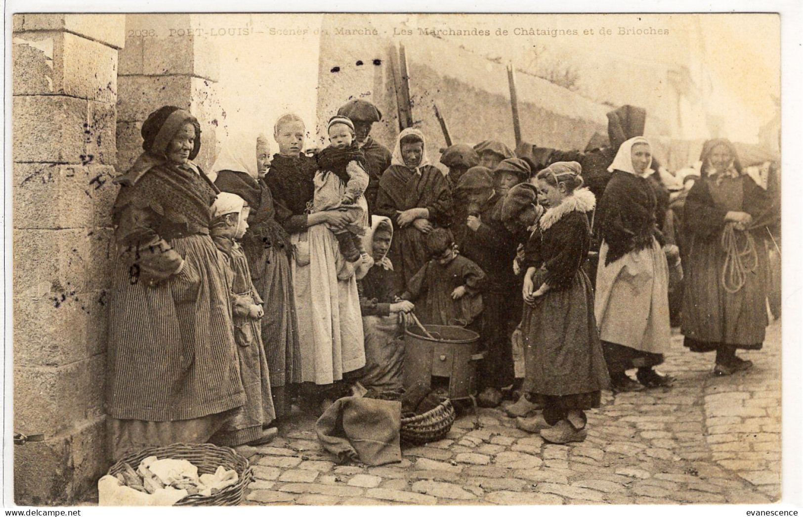 56 : Port Louis : Scènes De Marché : Marchandes De Chataignes , Plan Rare    ///  REF. Mai 24 ///   N° 29.618 - Port Louis