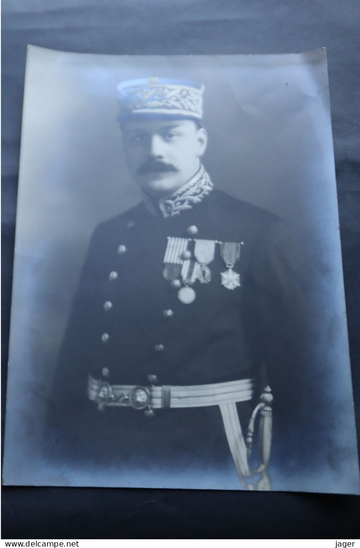 Photo Administrateur Avec Nombreuses Médailles  Képi Brodé   Vers 1920 - War, Military