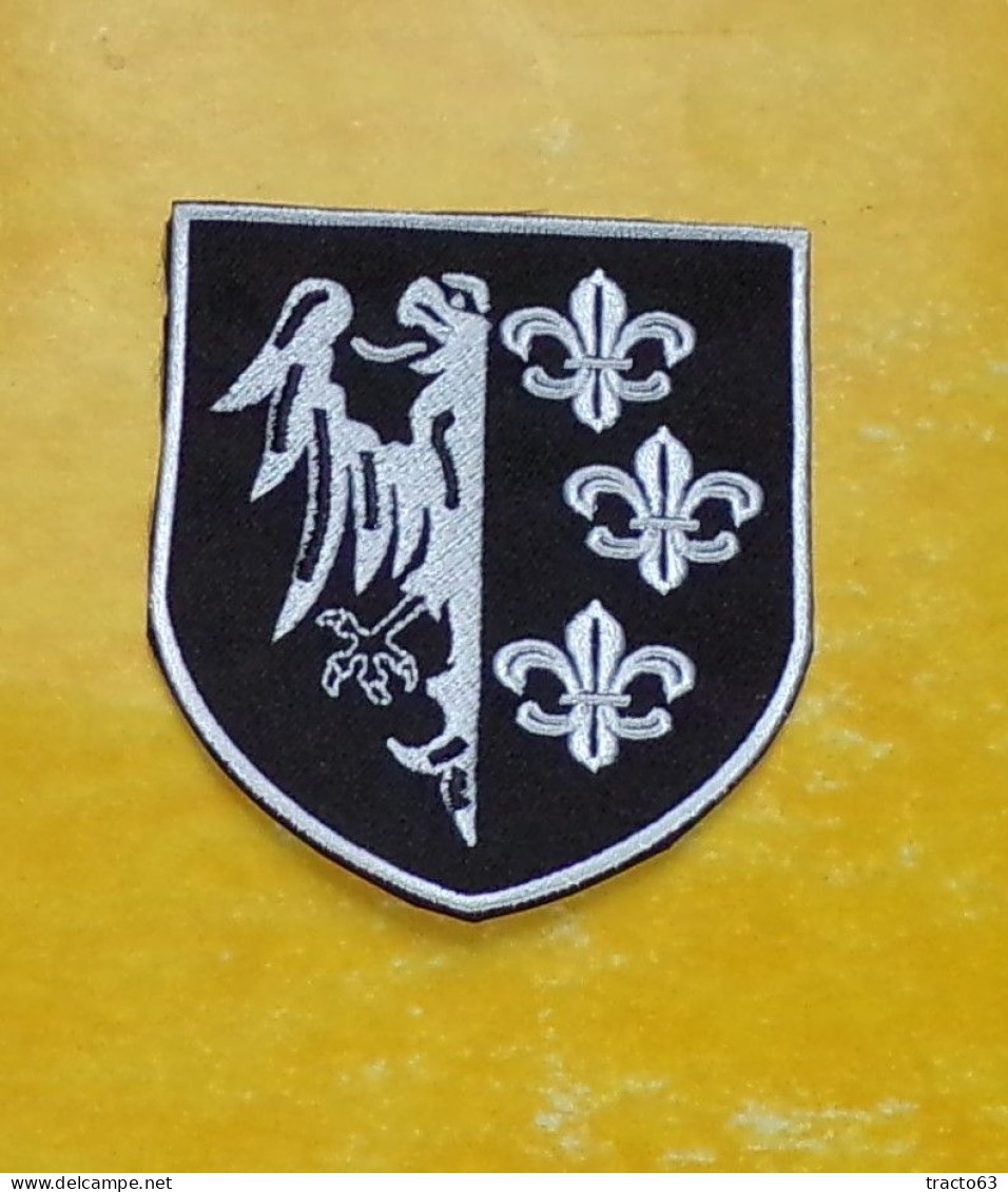 TISSU PATCH :  DIVISION CHARLEMAGNE , DIAMETRE 9 CM , BON ETAT VOIR PHOTO . POUR TOUT RENSEIGNEMENT ME CONTACTER. REGARD - Patches