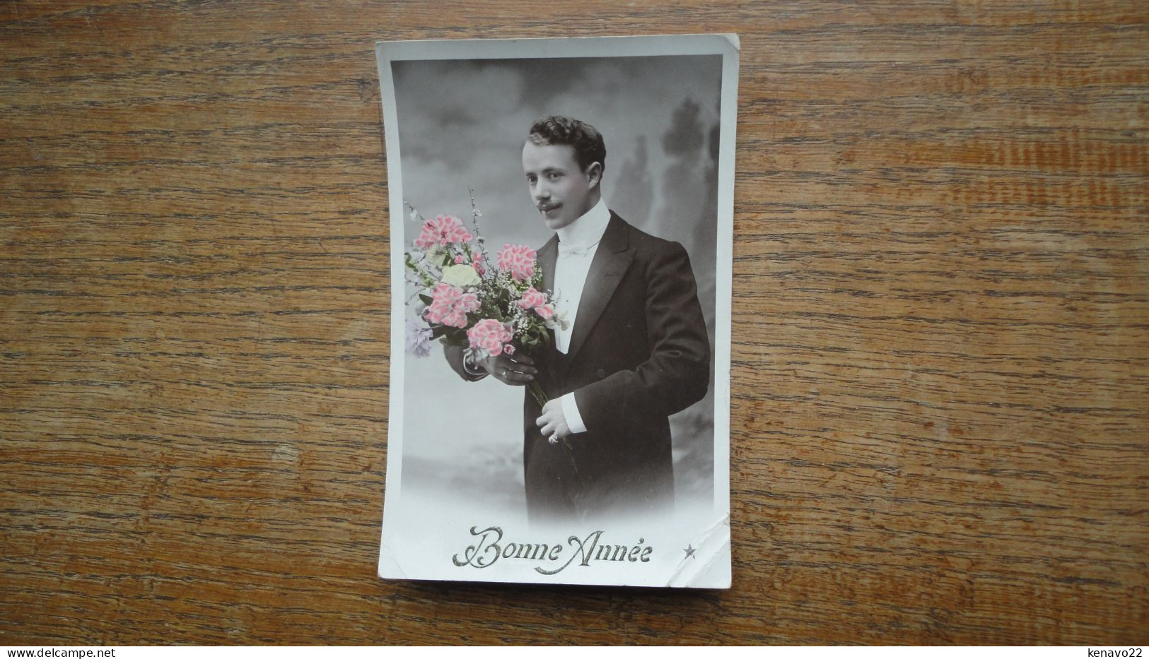 Ancienne Carte  De Bonne Année , Un Homme Avec Des Fleurs - Hombres