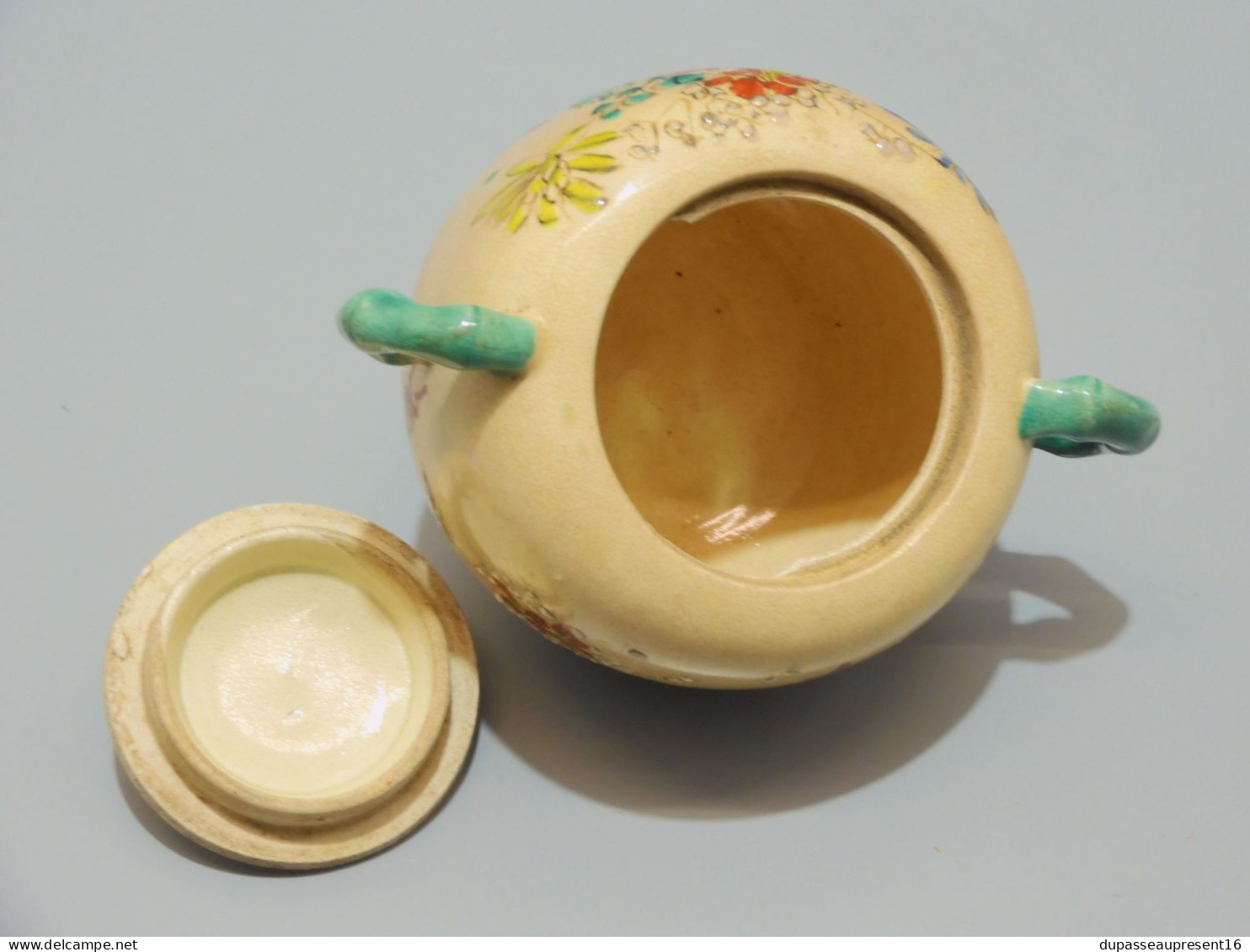 - ANCIEN POT SUCRIER céramique SATSUMA JAPON décor FLEURS rehauts EMAIL    E