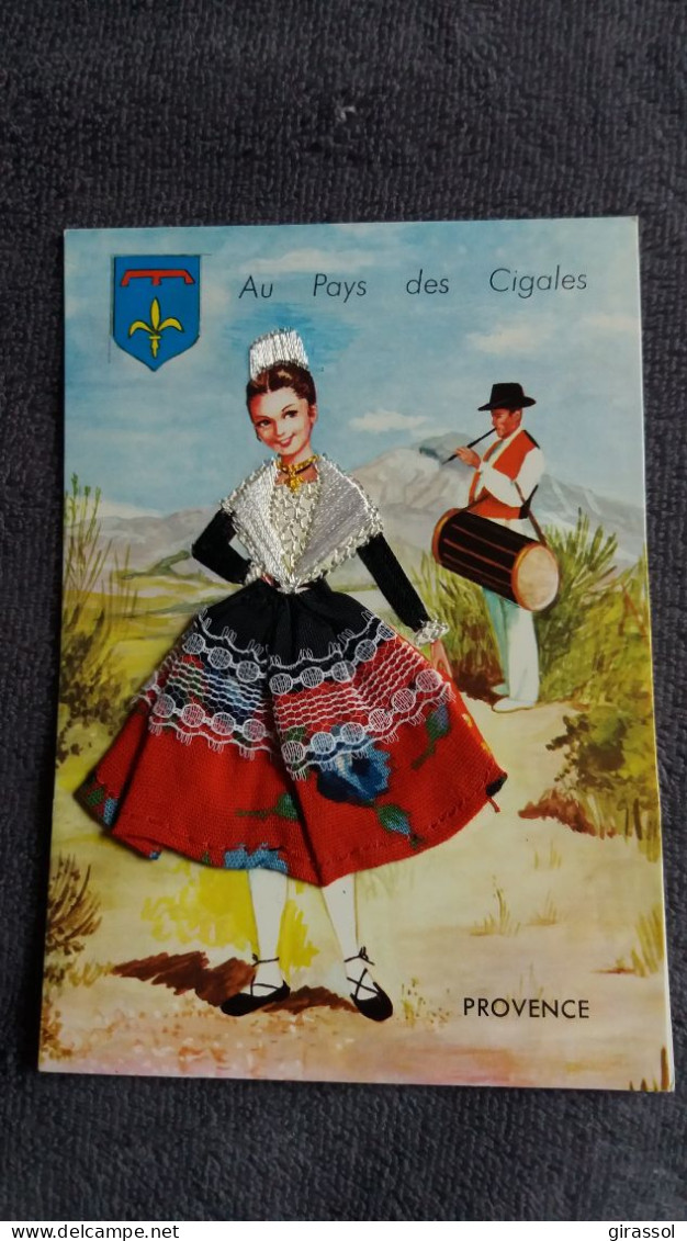 CARTE  BRODEE FOKLORE FOLKLORIQUE FEMME AU PAYS DES CIGALES PROVENCE BLASON TAMBOUR - Brodées