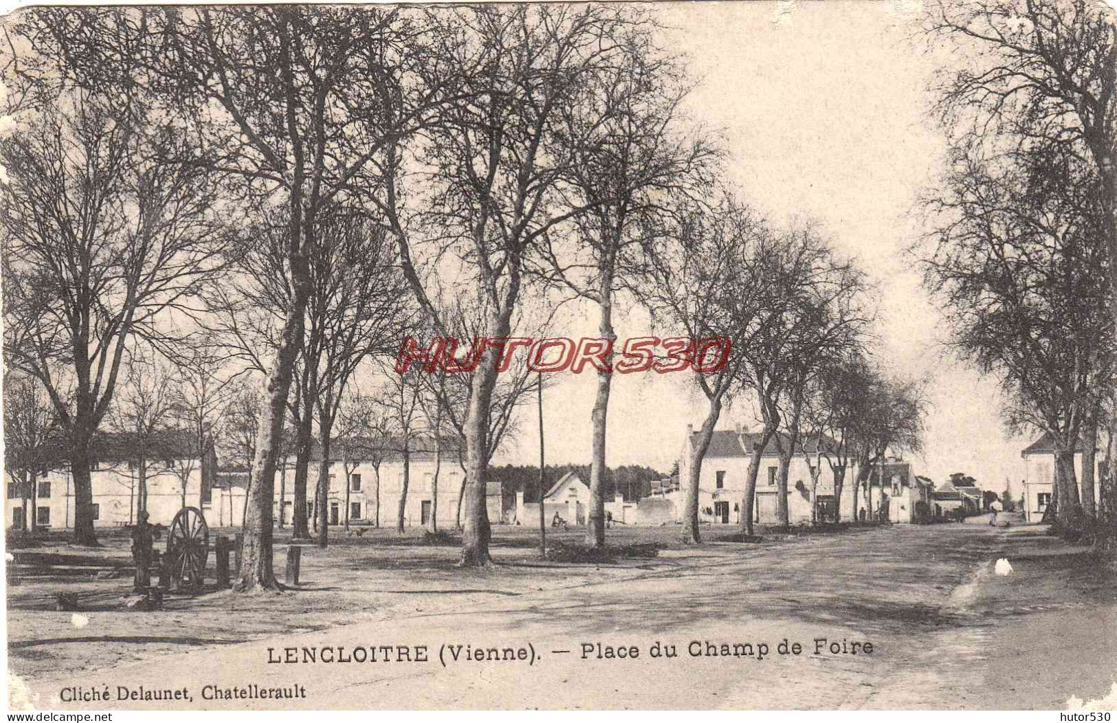 CPA LENCLOITRE - VIENNE - PLACE DU CHAMP DE FOIRE - Lencloitre