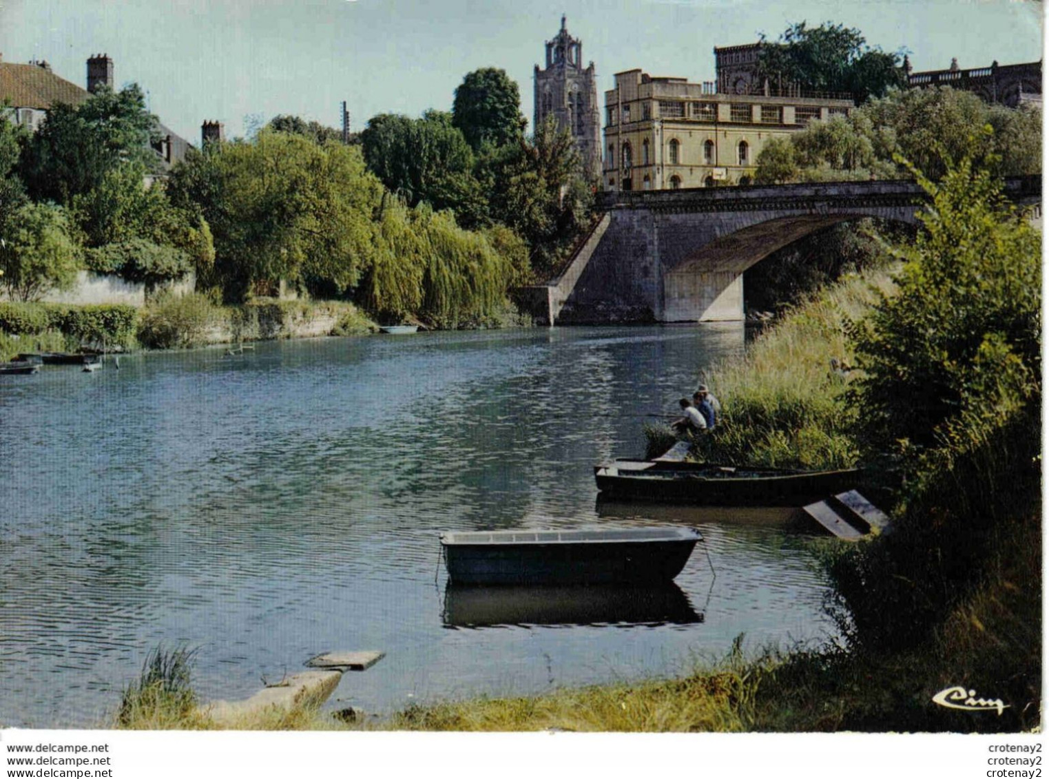 10 NOGENT SUR SEINE Les Rives De La Seine Vers Le Pont Et L'Eglise Barques Pêcheurs En 1975 Combier - Nogent-sur-Seine