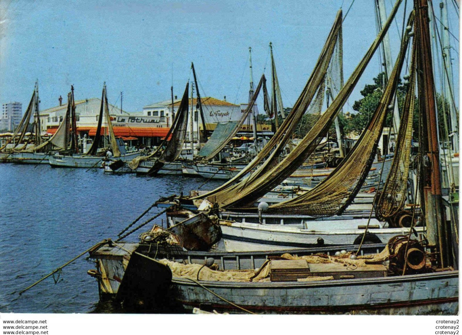 83 LES SALINS D'HYERES N°44264 Bateaux De Pêche Filets Port En 1975 Restaurant La Frégate Le Pothuau - Hyeres
