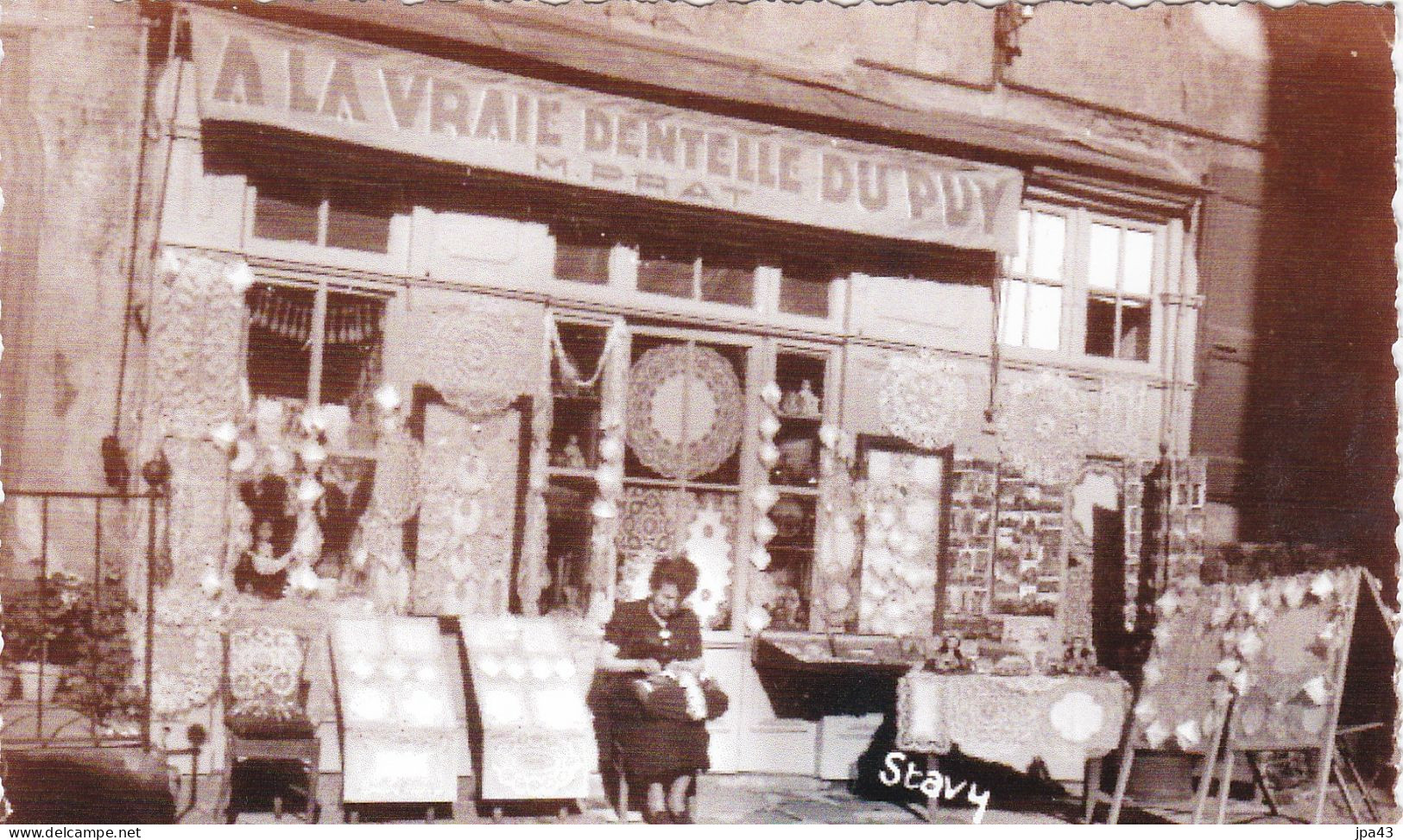 LE PUY En VELAY A La Vraie Dentelle Du Puy - Le Puy En Velay