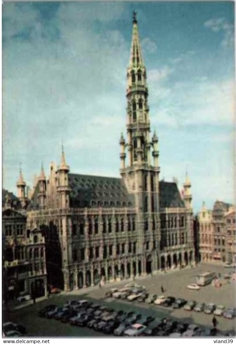 BRUXELLES. -  BRUSSEL. -  Hôtel De Ville      Non Circulée.  Automobiles En Stationnement Sur La Place - Monumenti, Edifici