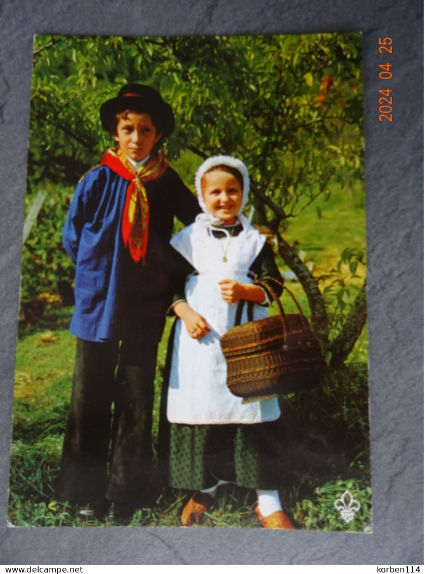 GROUPE FOLKLORIQUE   "  LES ENFANTS D'AUERGNE  " - Costumes