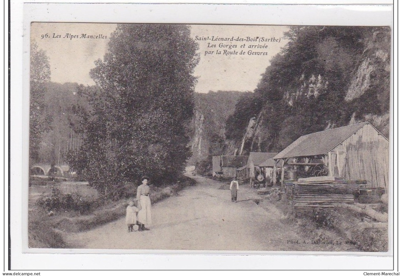 St-LEONARD-des-BOIS : Les Gorges Et Arrivée Par La Route De Gesvres - Tres Bon Etat - Saint Leonard Des Bois