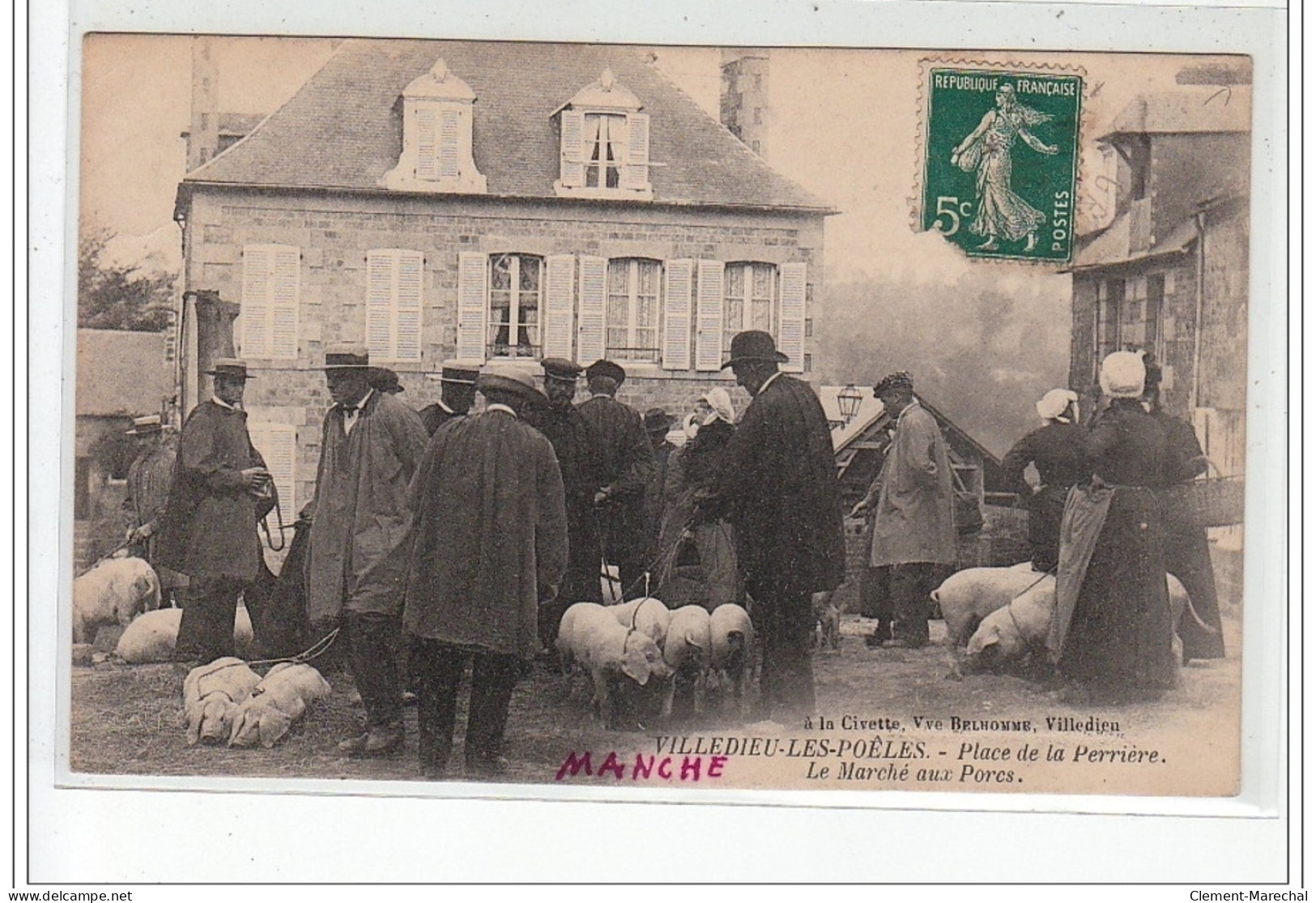 VILLEDIEU LES POELES - Place De La Perrière - Le Marché Aux Porcs - état - Villedieu
