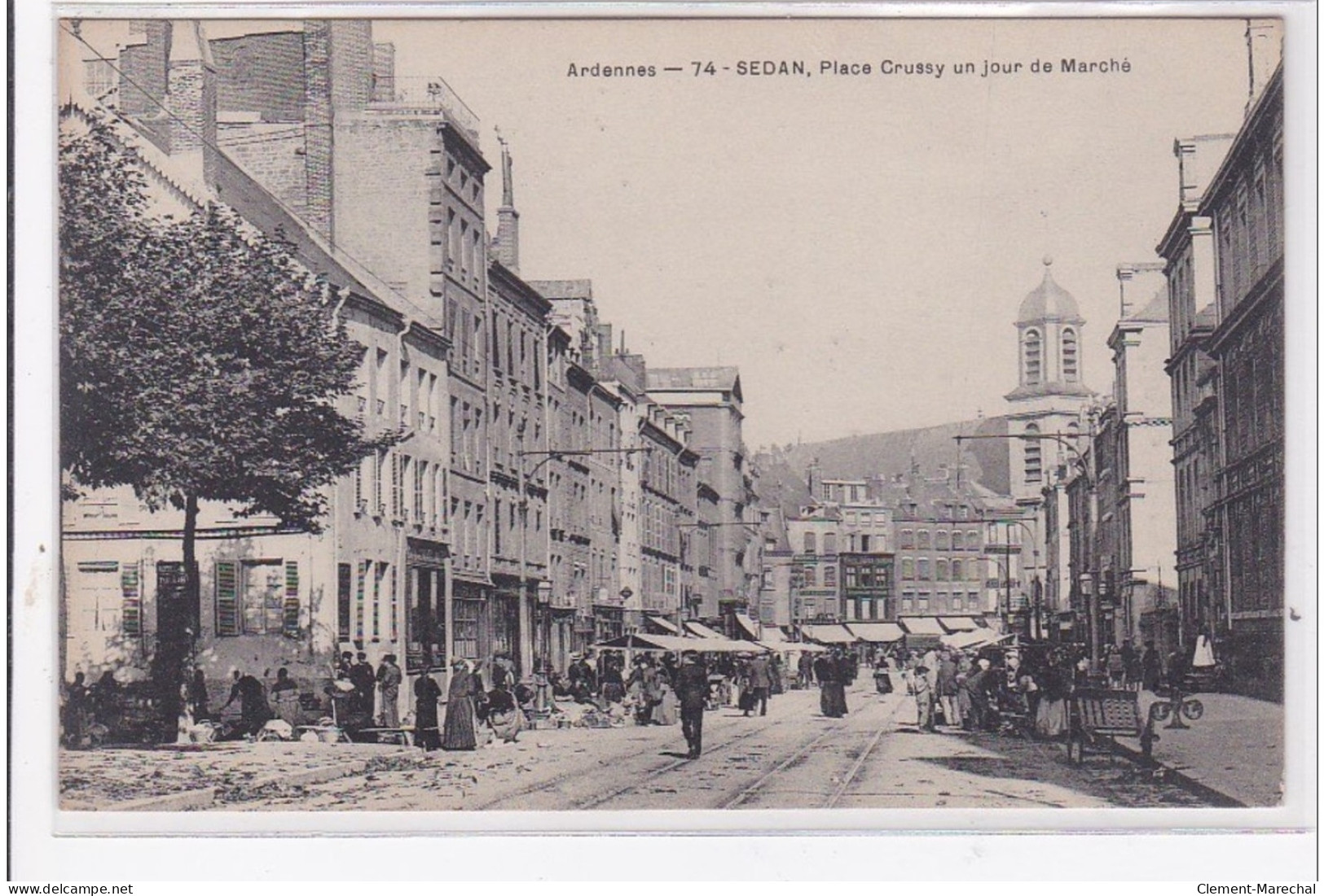 SEDAN : Place Crussy Un Jour De Marché - Tres Bon Etat - Sedan