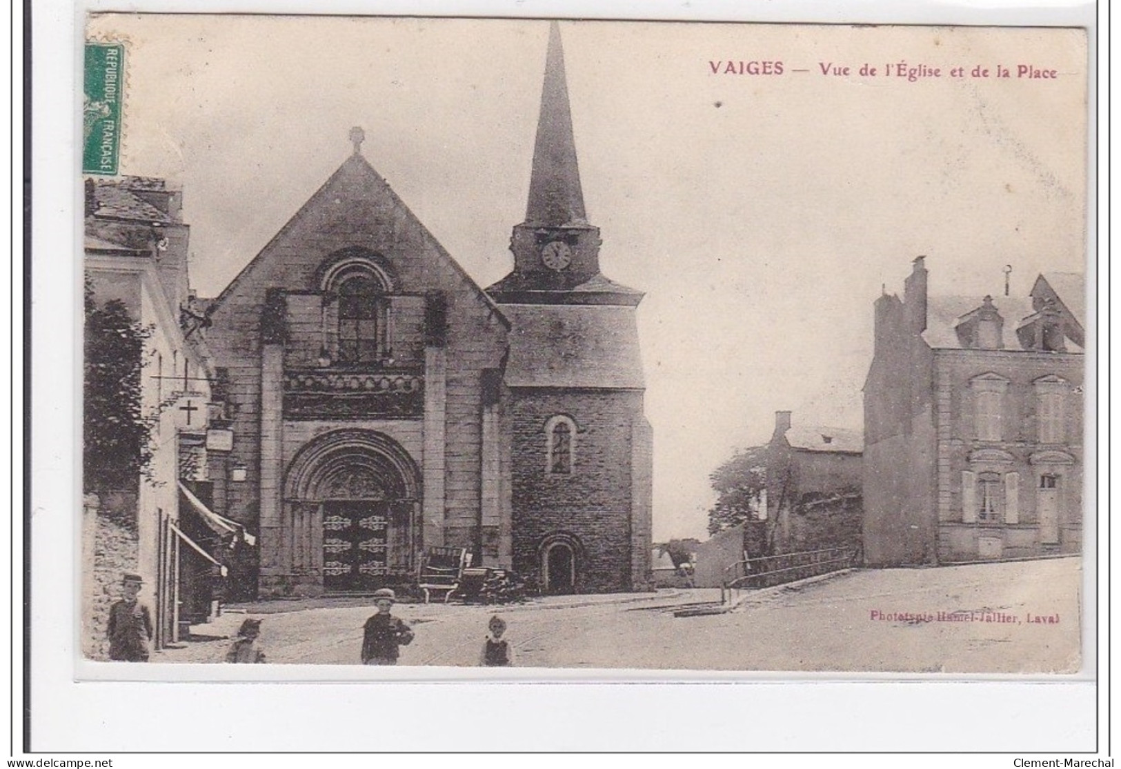 VAIGES : Vue De L'eglise Et De La Place - Tres Bon Etat - Other & Unclassified