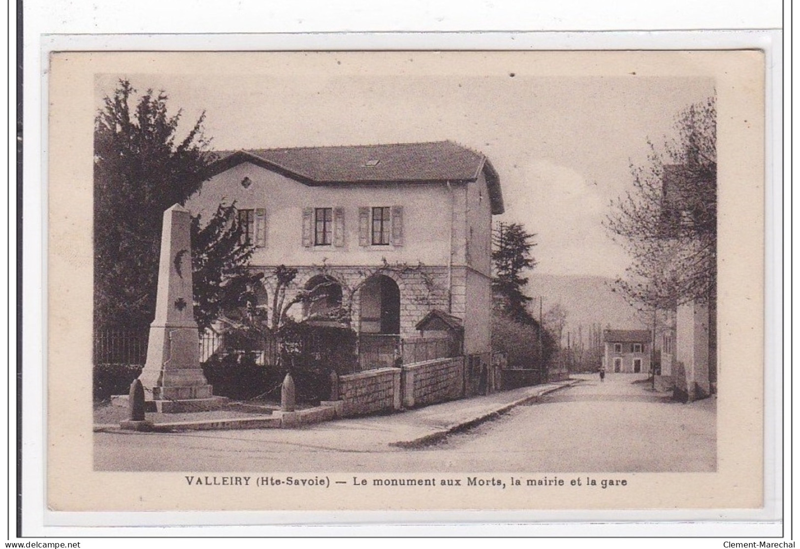 VALLEIRY : Le Monument Aux Morts, La Mairie Et La Gare - Tres Bon Etat - Sonstige & Ohne Zuordnung