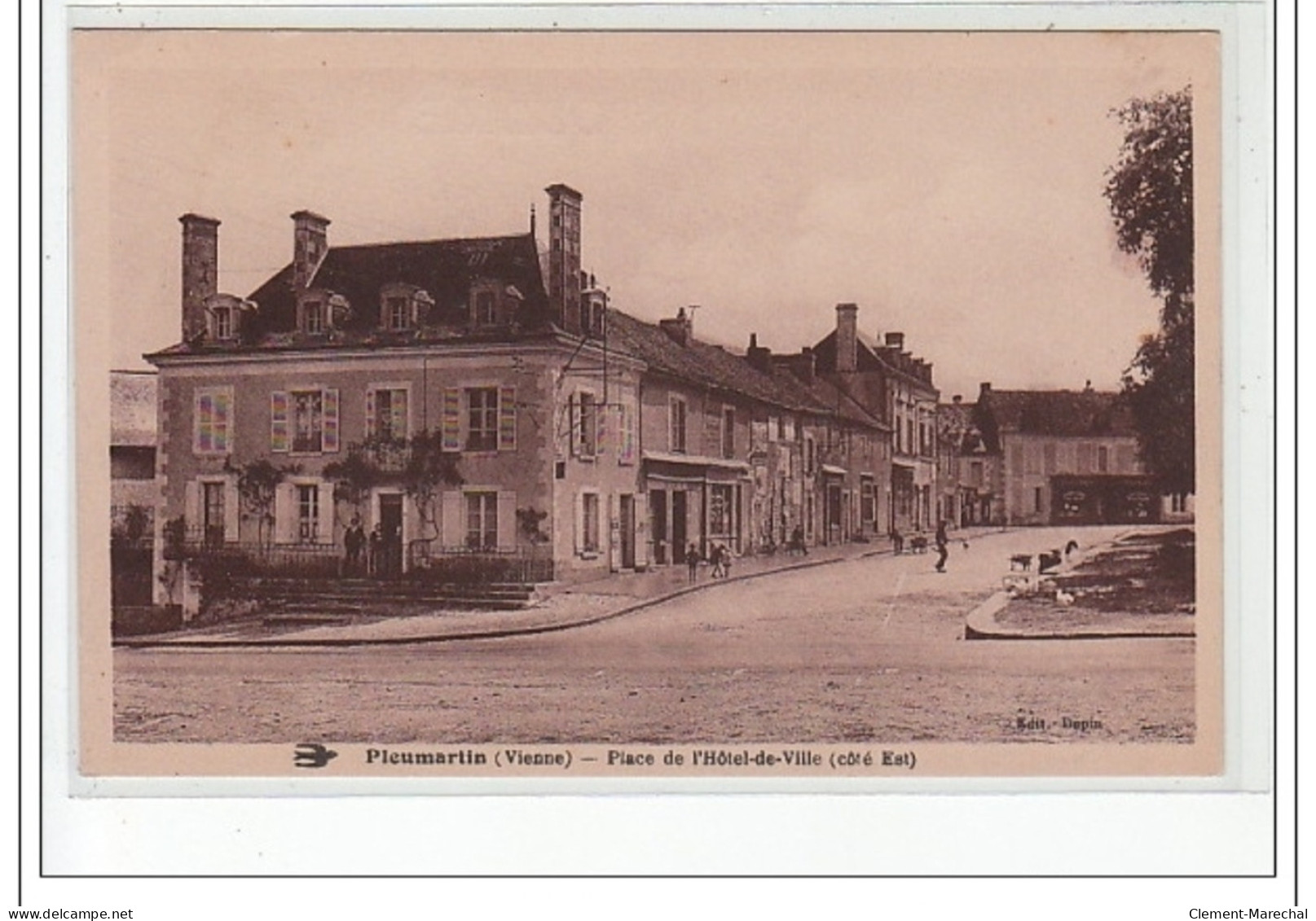 PLEUMARTIN - Place De L'Hôtel De Ville (côté Est) - Très Bon état - Pleumartin