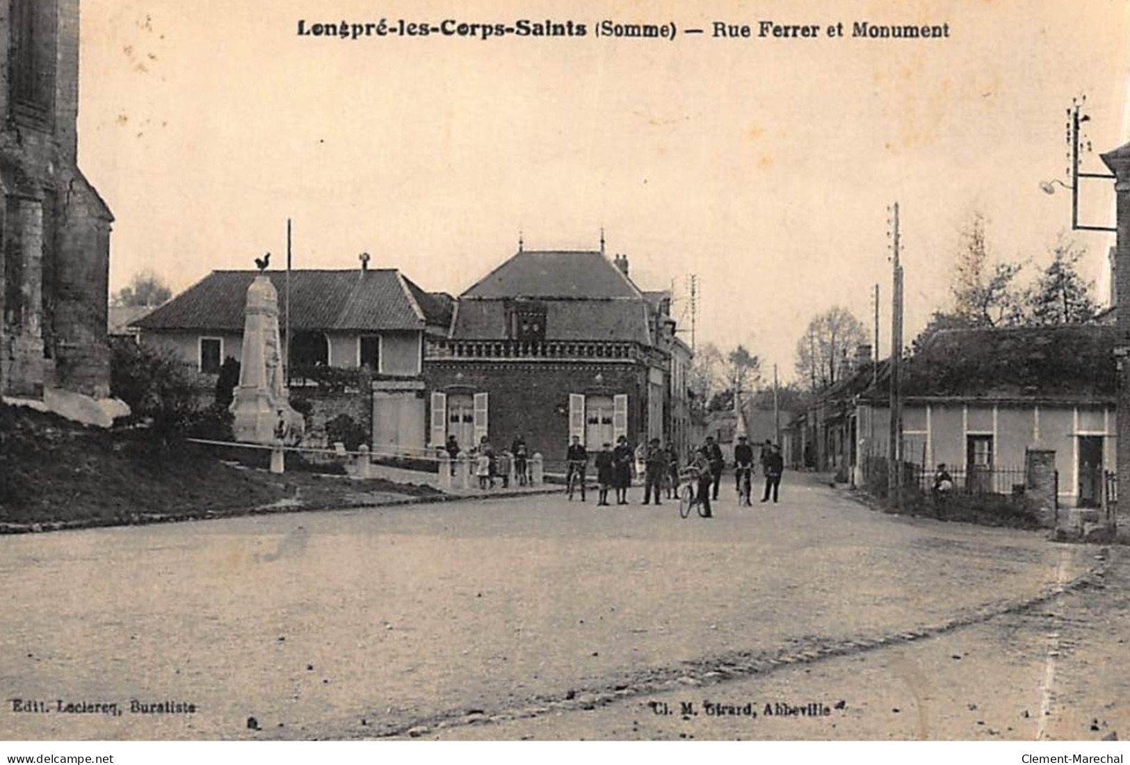 LONGPRE-les-CORPS-SAINTS : Rue Ferrer Et Monument - Tres Bon Etat - Sonstige & Ohne Zuordnung