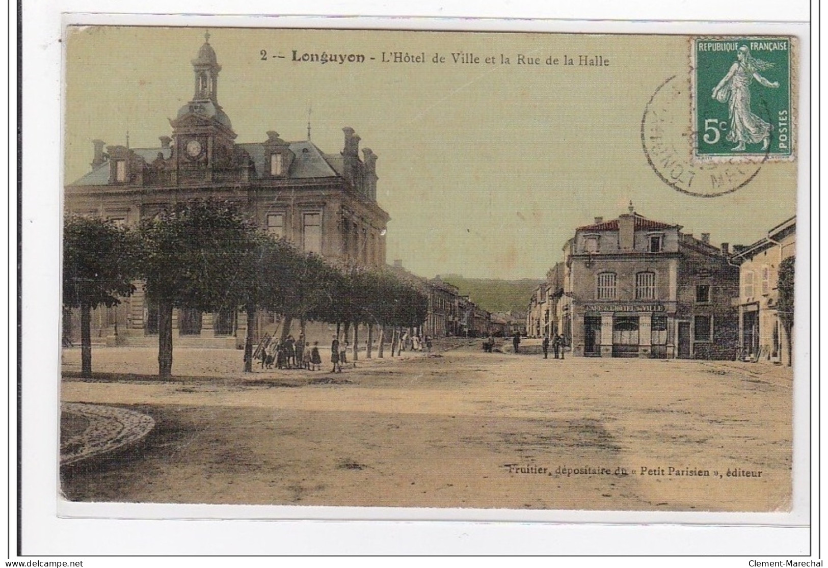 LONGUYON : L'hotel De Ville Et La Rue De La Halle (toillé) - Tres Bon Etat - Longuyon