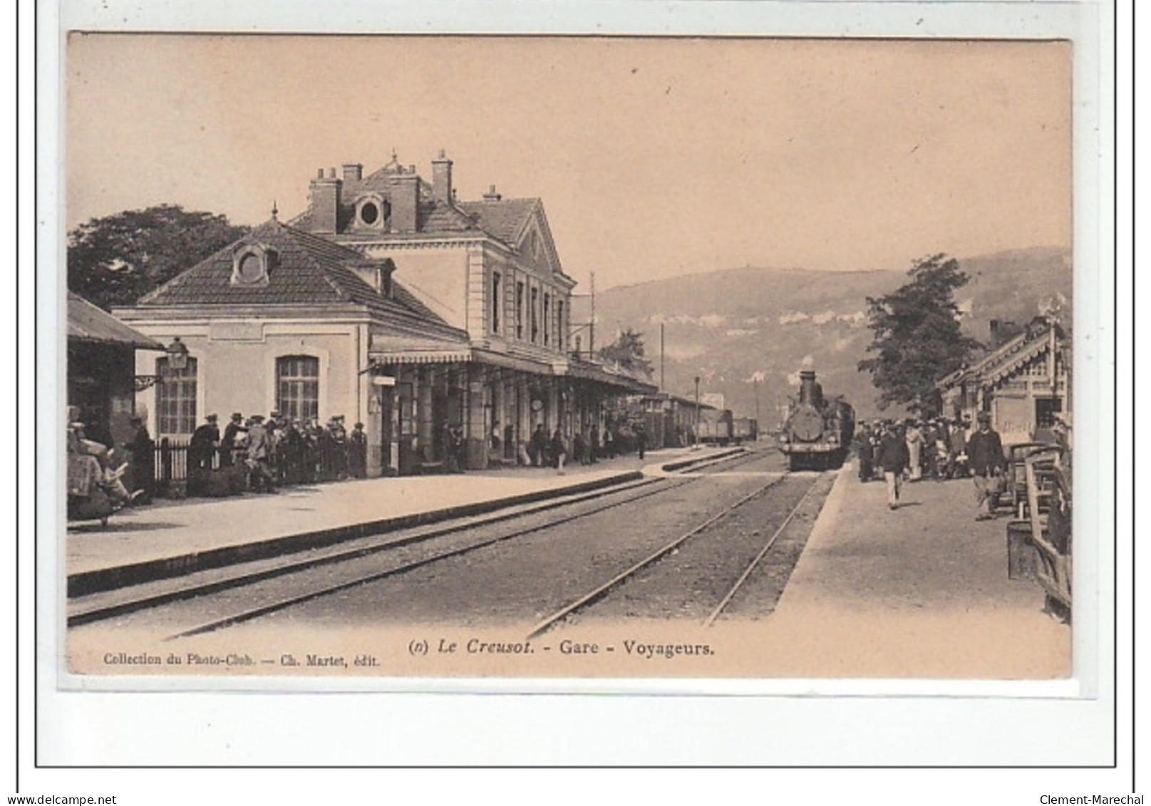 LE CREUSOT - La Gare - Les Voyageurs - Très Bon état - Le Creusot