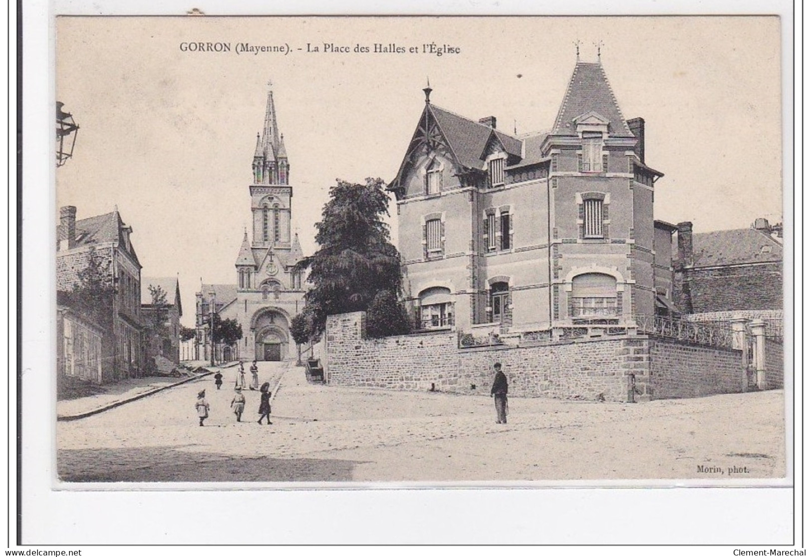 GORRON : La Place Des Halles Et L'eglise - Tres Bon Etat - Gorron