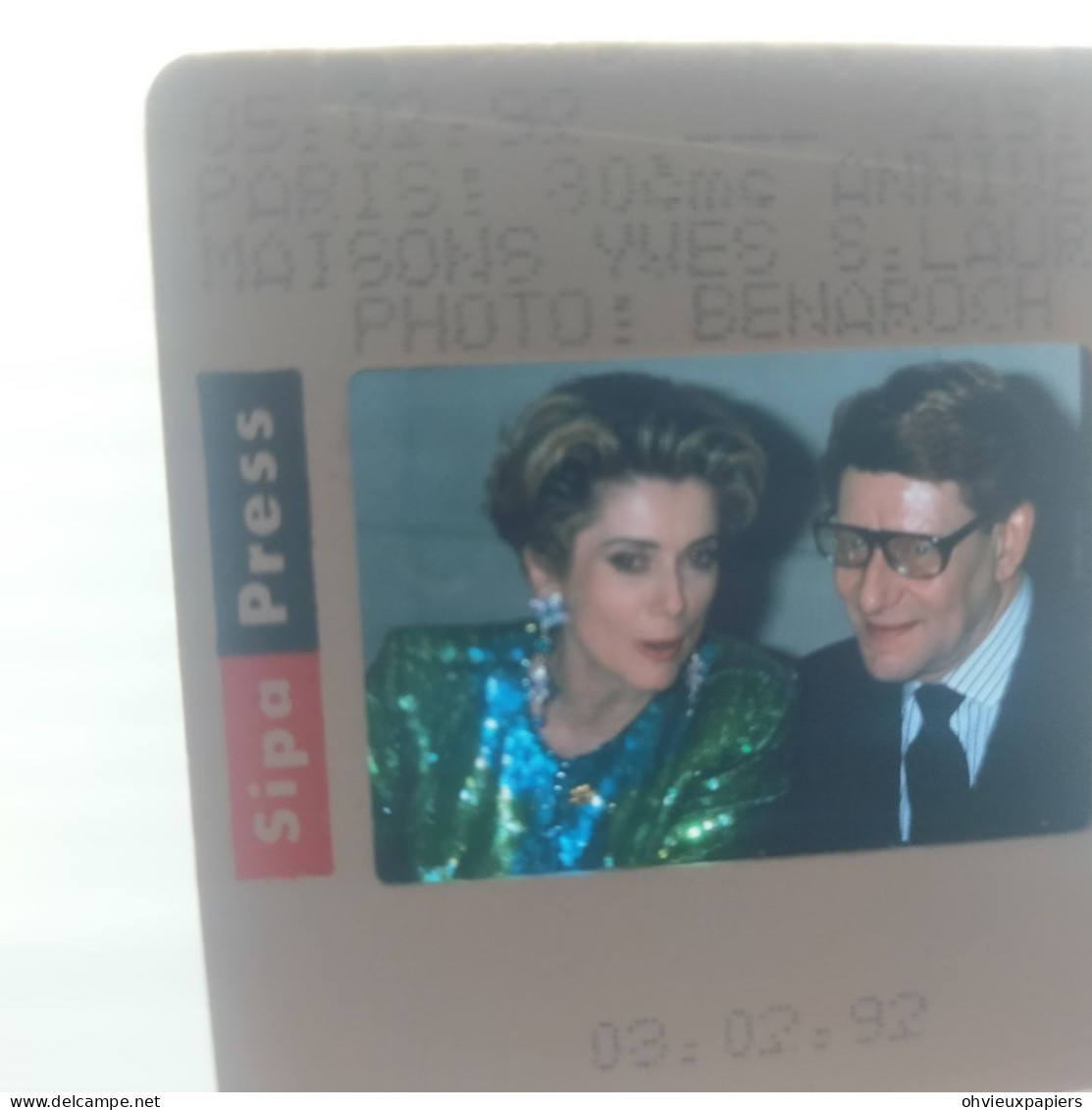 DIAPOSITIVE DE PRESSE  YVES SAINT-LAURENT  Et CATHERINE DENEUVE 30 Ieme Anniversaire De La Maison  LAURENT 1992 PHOTO BE - Diapositives (slides)