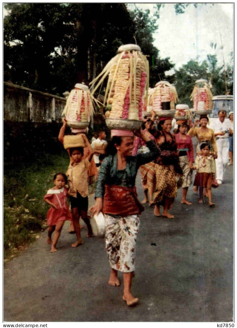 Bali - Opfergaben Werden Zum Tempel Gebracht - Indonesien