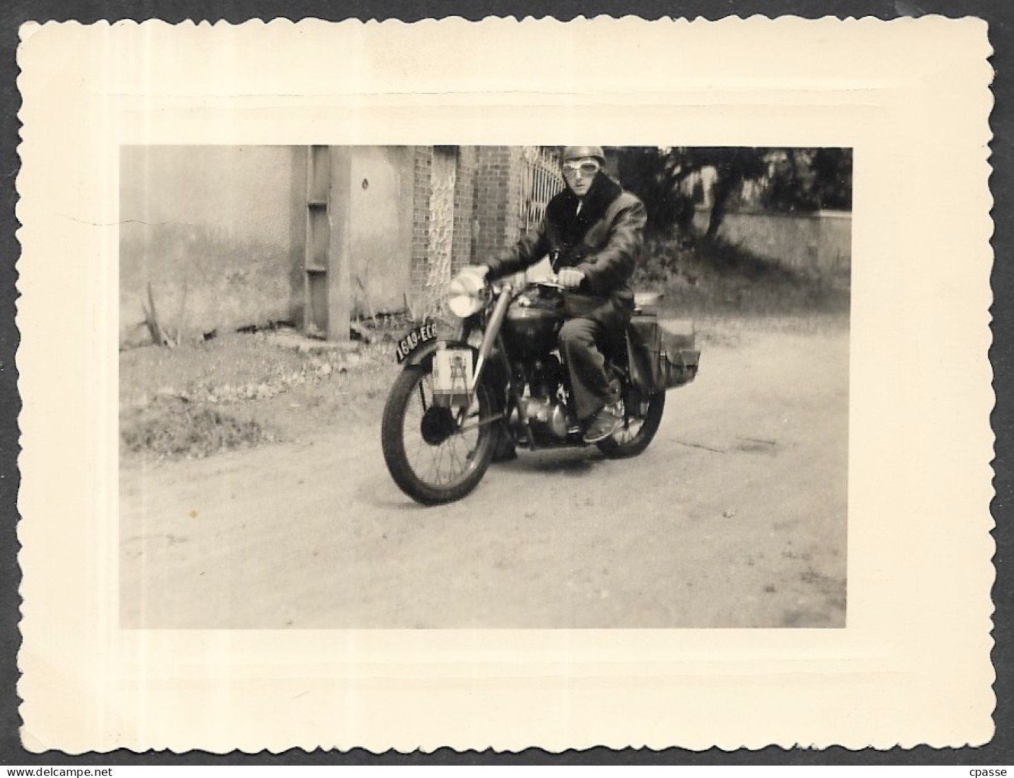 PHOTO Photographie Amateur - Homme Sur Moto Immatriculée 1649 EC6 Avec Bidon D'huile VEEDOL - Automobile