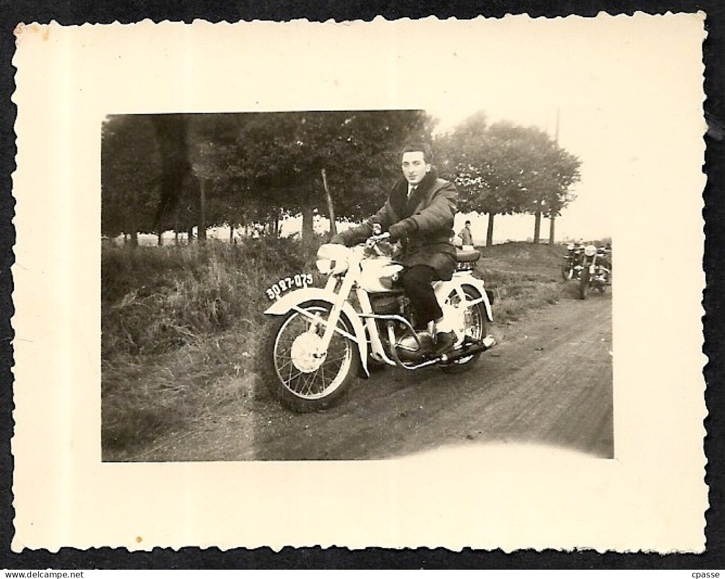 PHOTO Photographie Amateur - Homme Sur Moto Immatriculée - Automobile