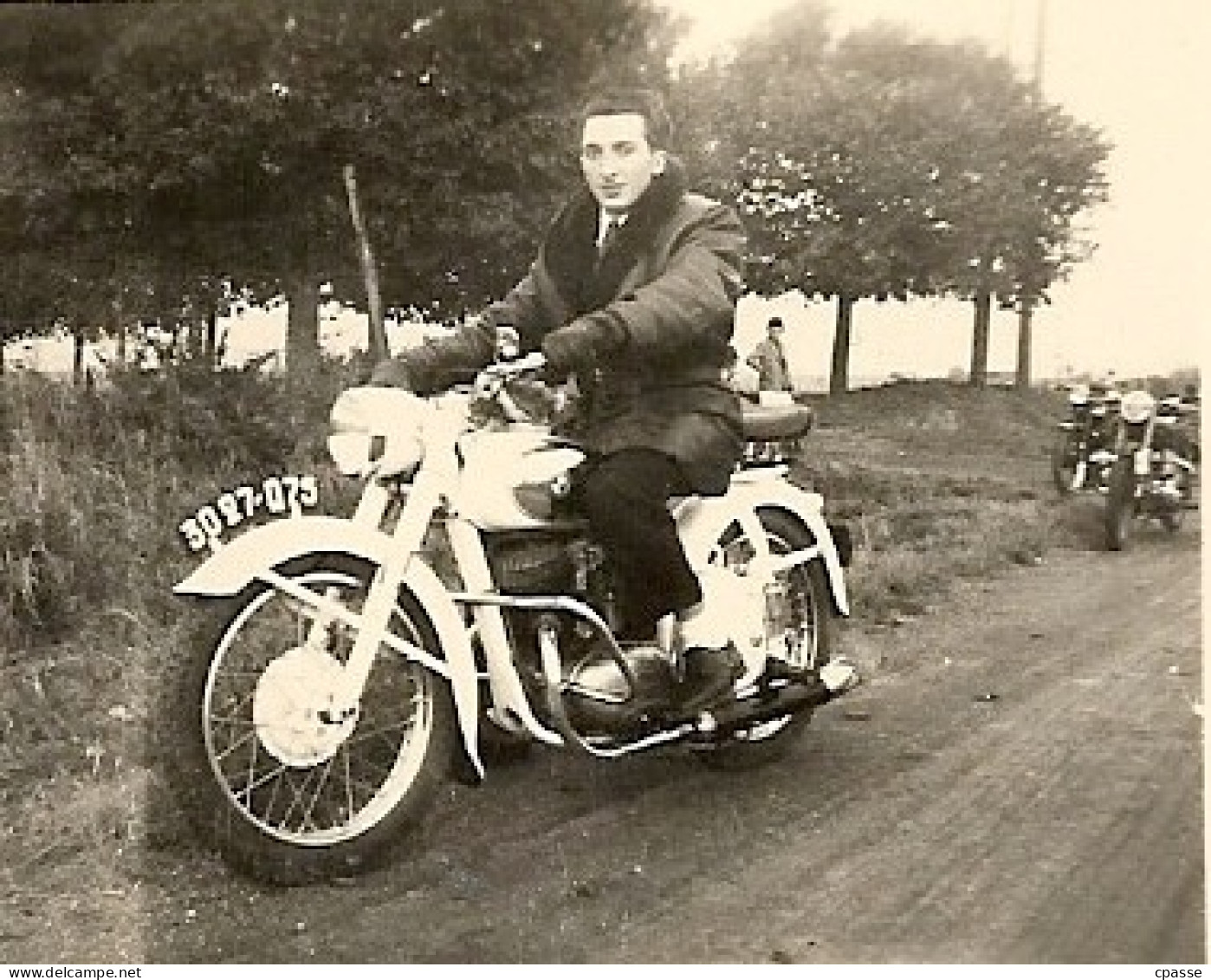 PHOTO Photographie Amateur - Homme Sur Moto Immatriculée - Automobile