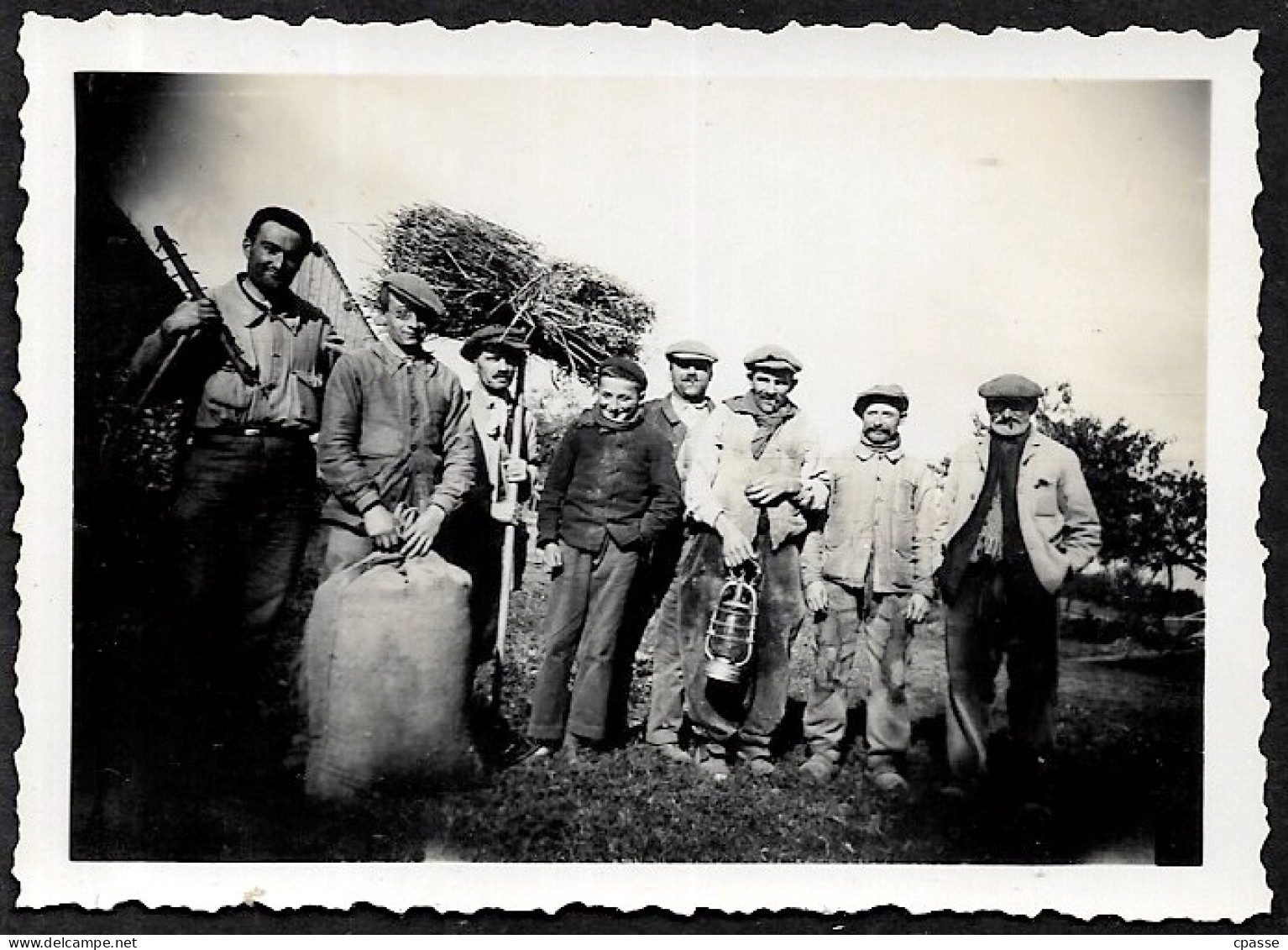 PHOTO Photographie Amateur - Ouvriers Agricoles - A La Ferme - Métier Agriculture - Garçons De Ferme - Ouvrier - Profesiones