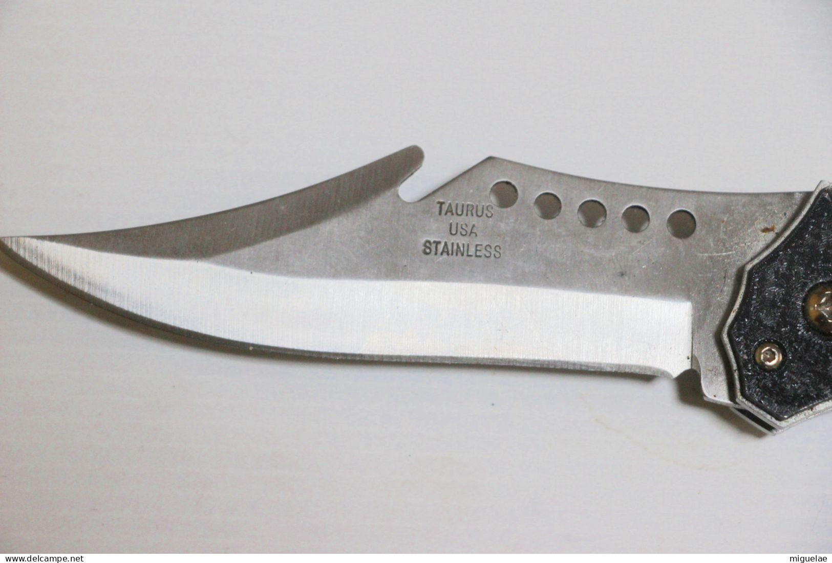 paire de couteaux à ouverture automatique de la marque américaine Taurus