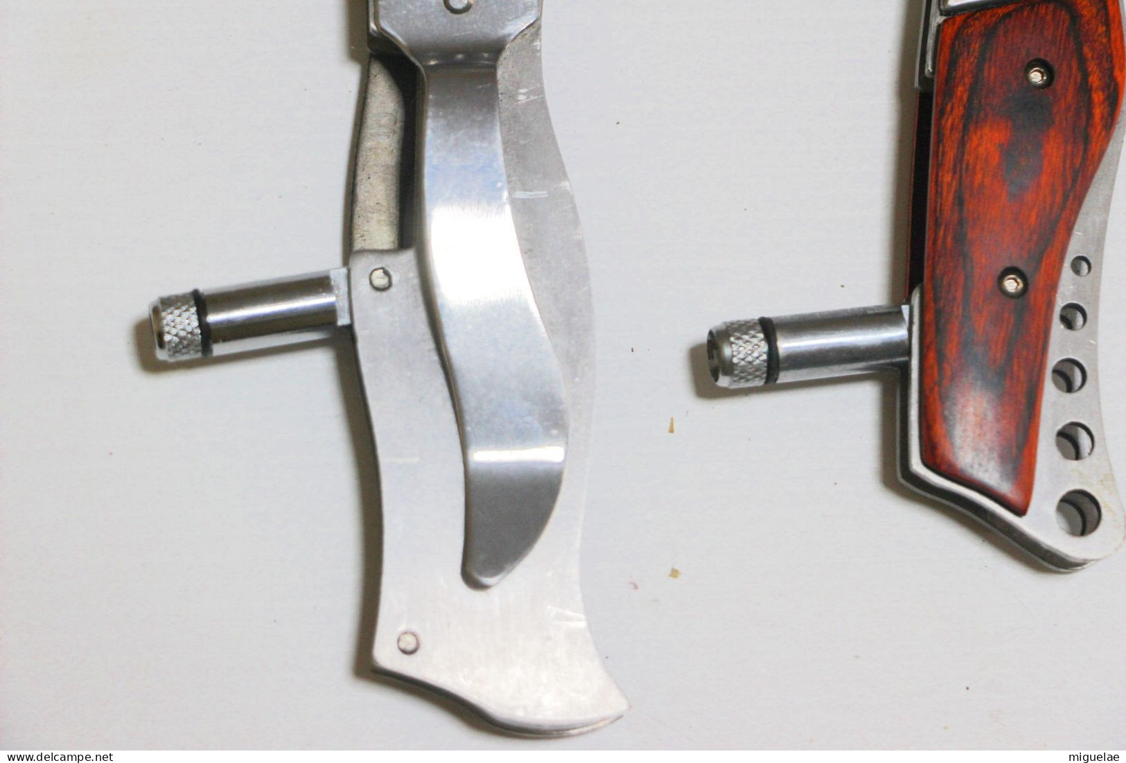 paire de couteaux à ouverture automatique de la marque américaine Taurus