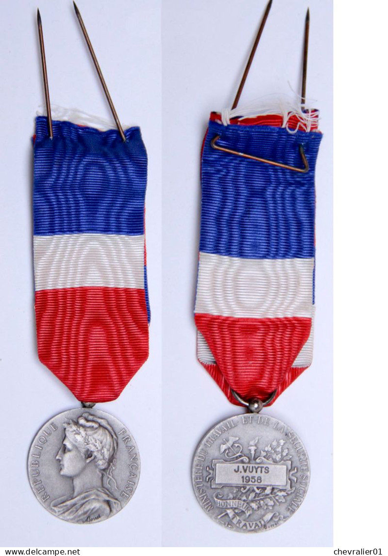 Médaille Civile-FR_002d_Ministère Du Travail Et Sécurité Sociale_Argent_20 Ans_1958 - Professionnels / De Société